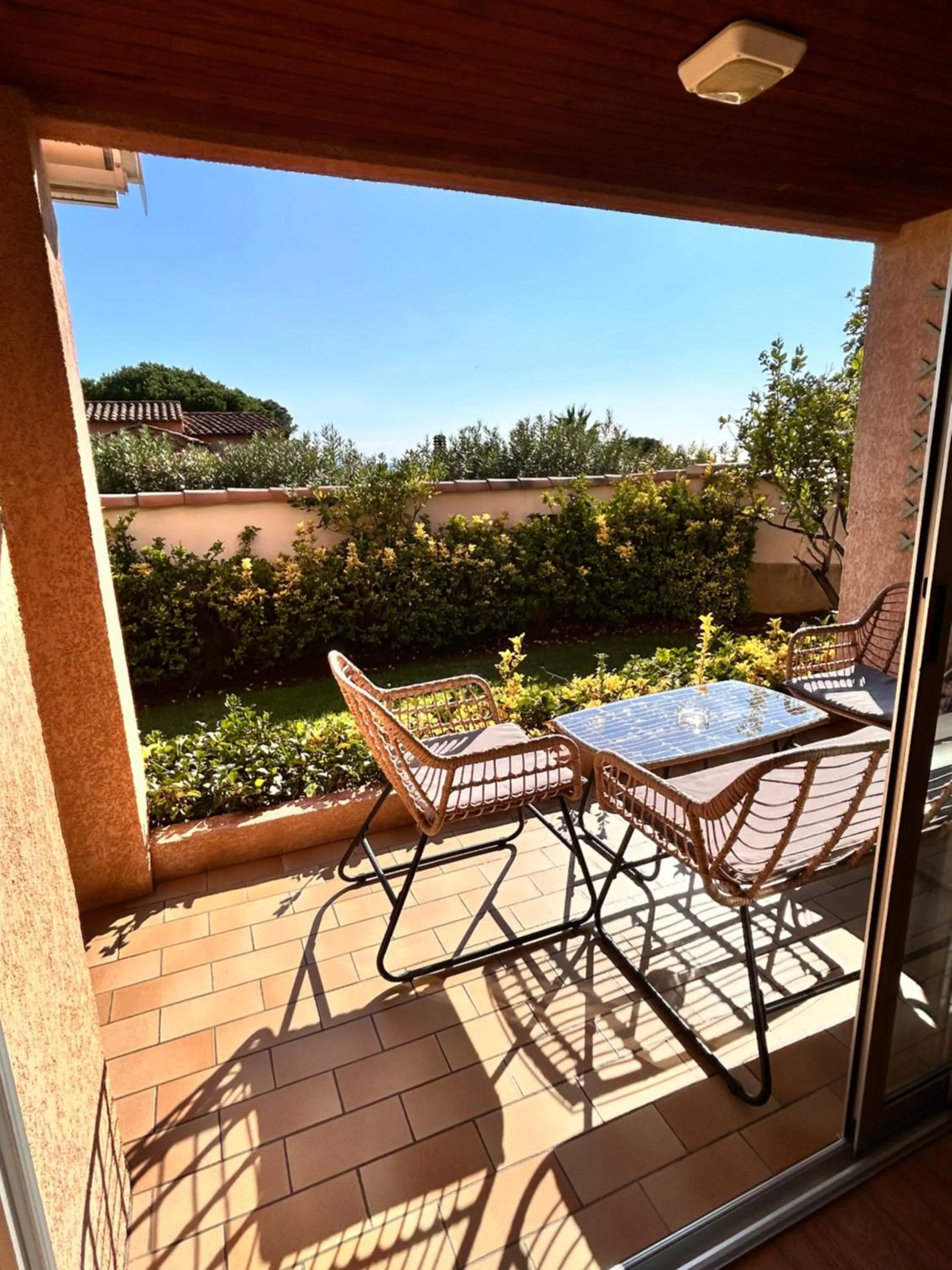 Patio in Hôtel La Pinède