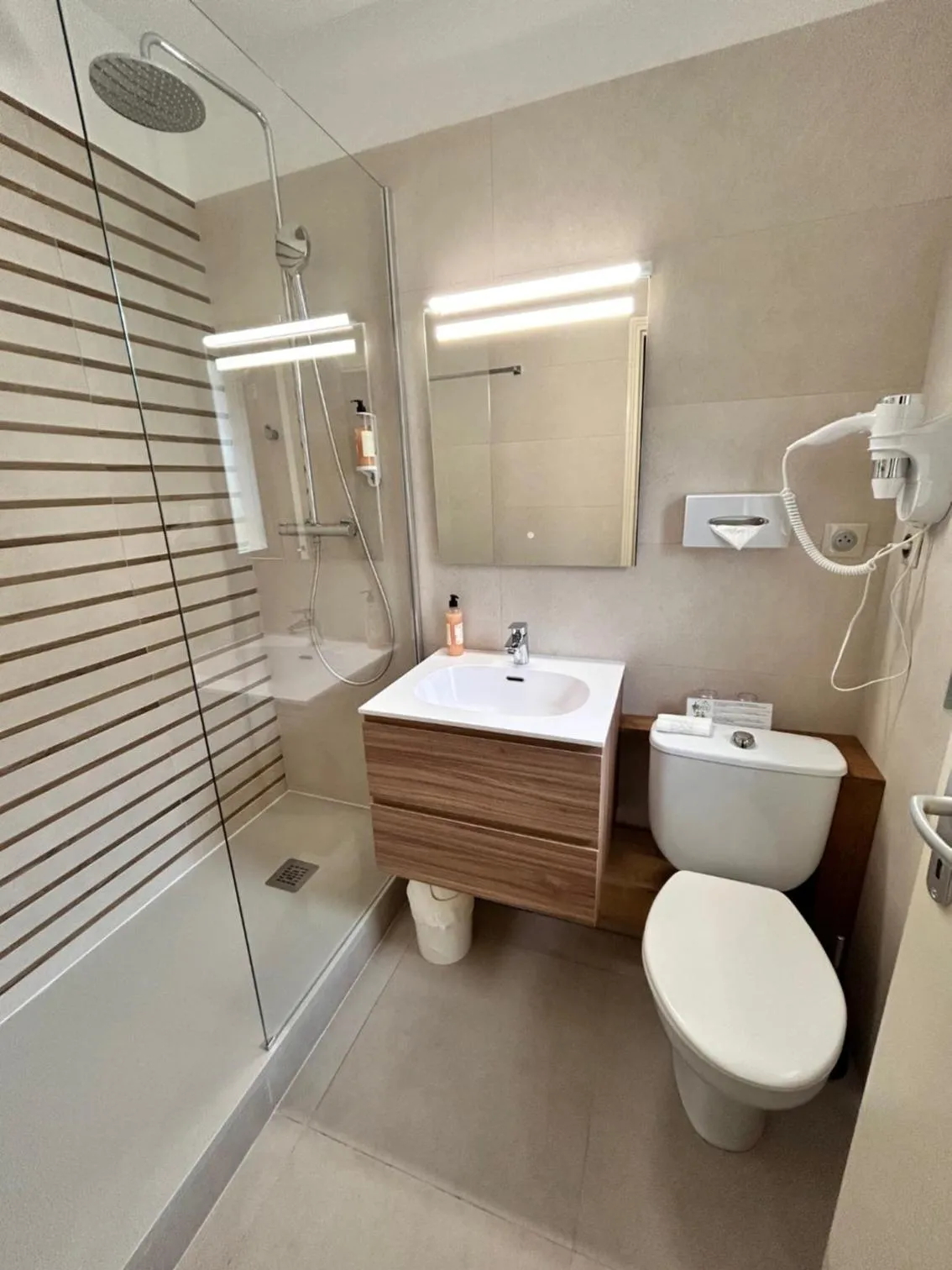 Shower in Hôtel La Pinède