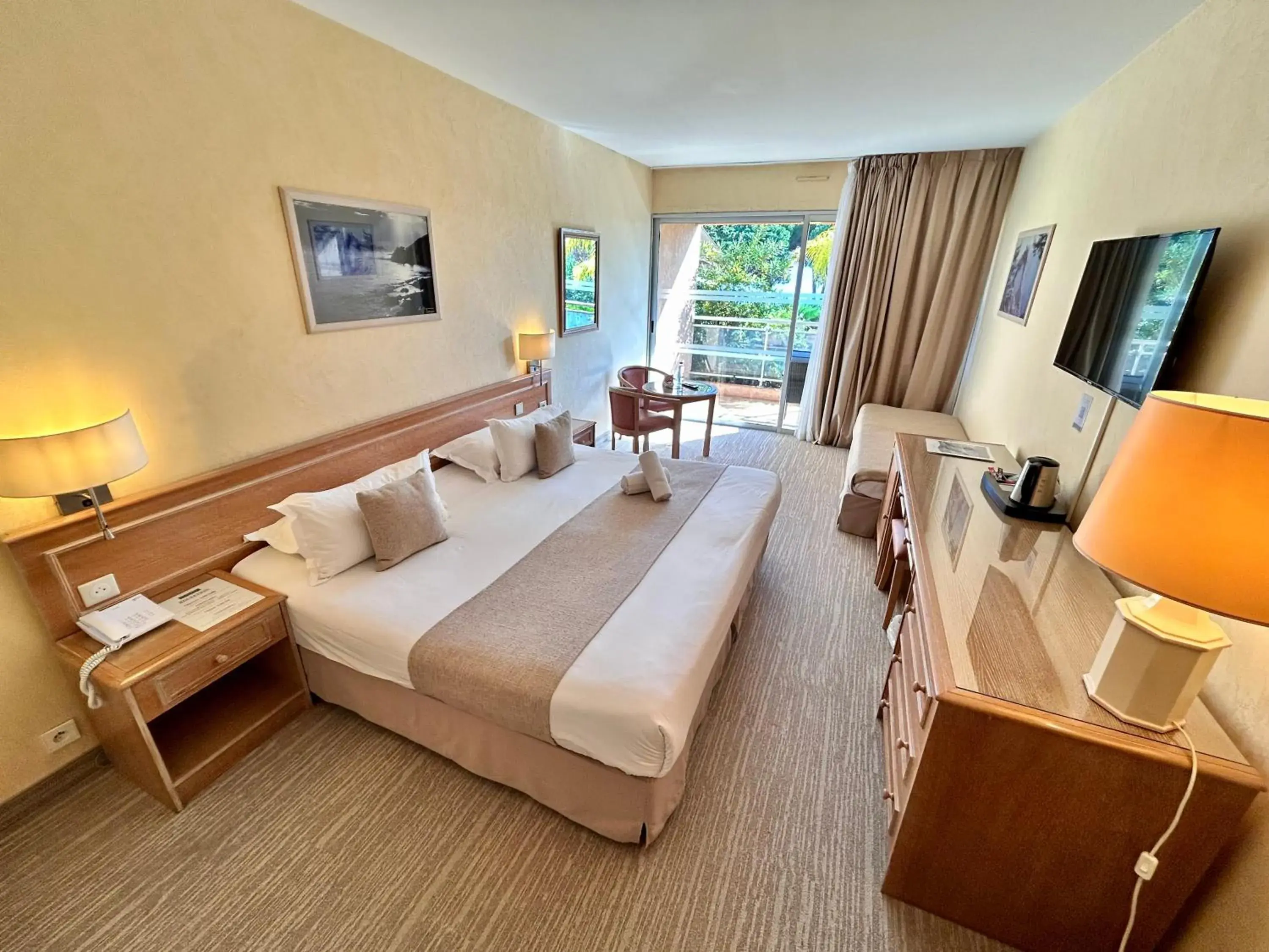 Comfort Double Room Garden View with Terrace in Hôtel La Pinède Comfort Double Room Garden View with Terrace in Hôtel La Pinède