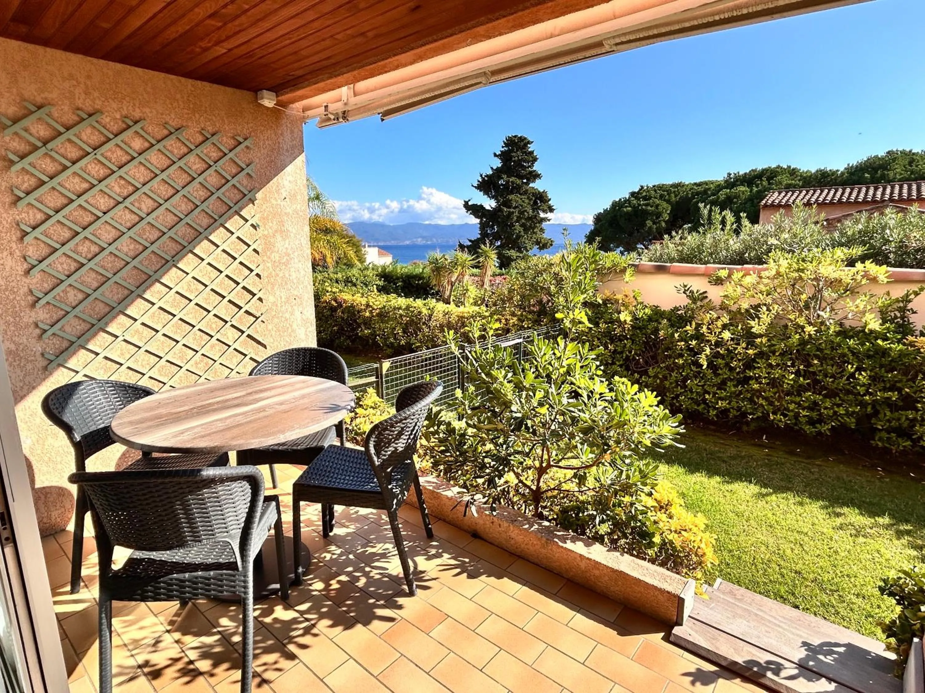 Patio in Hôtel La Pinède