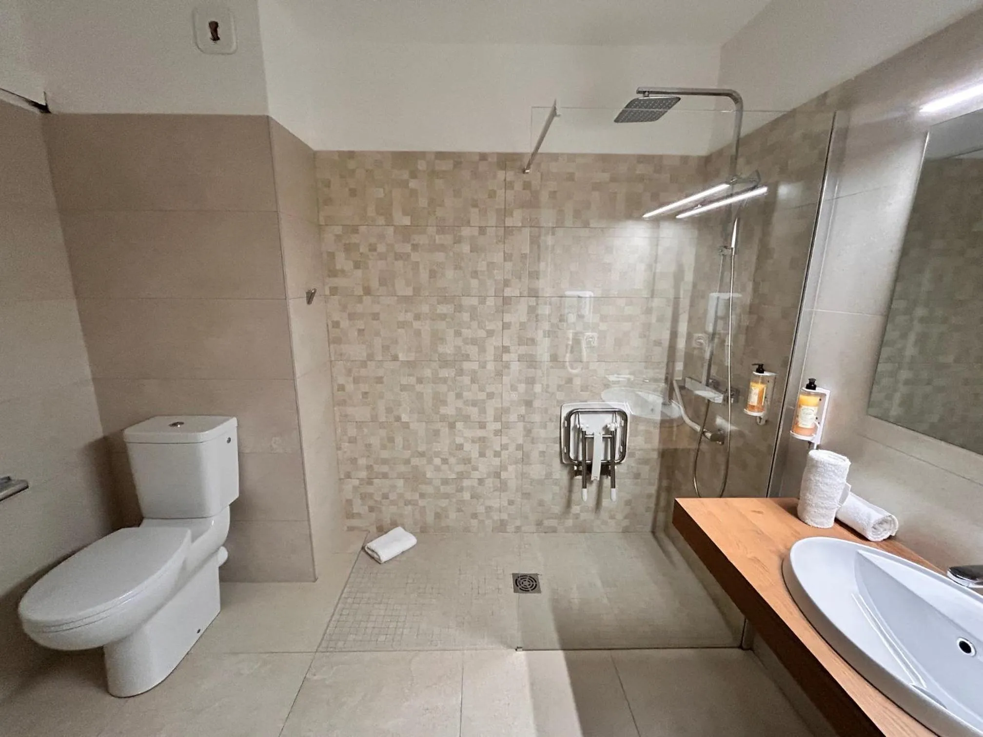 Bathroom in Hôtel La Pinède