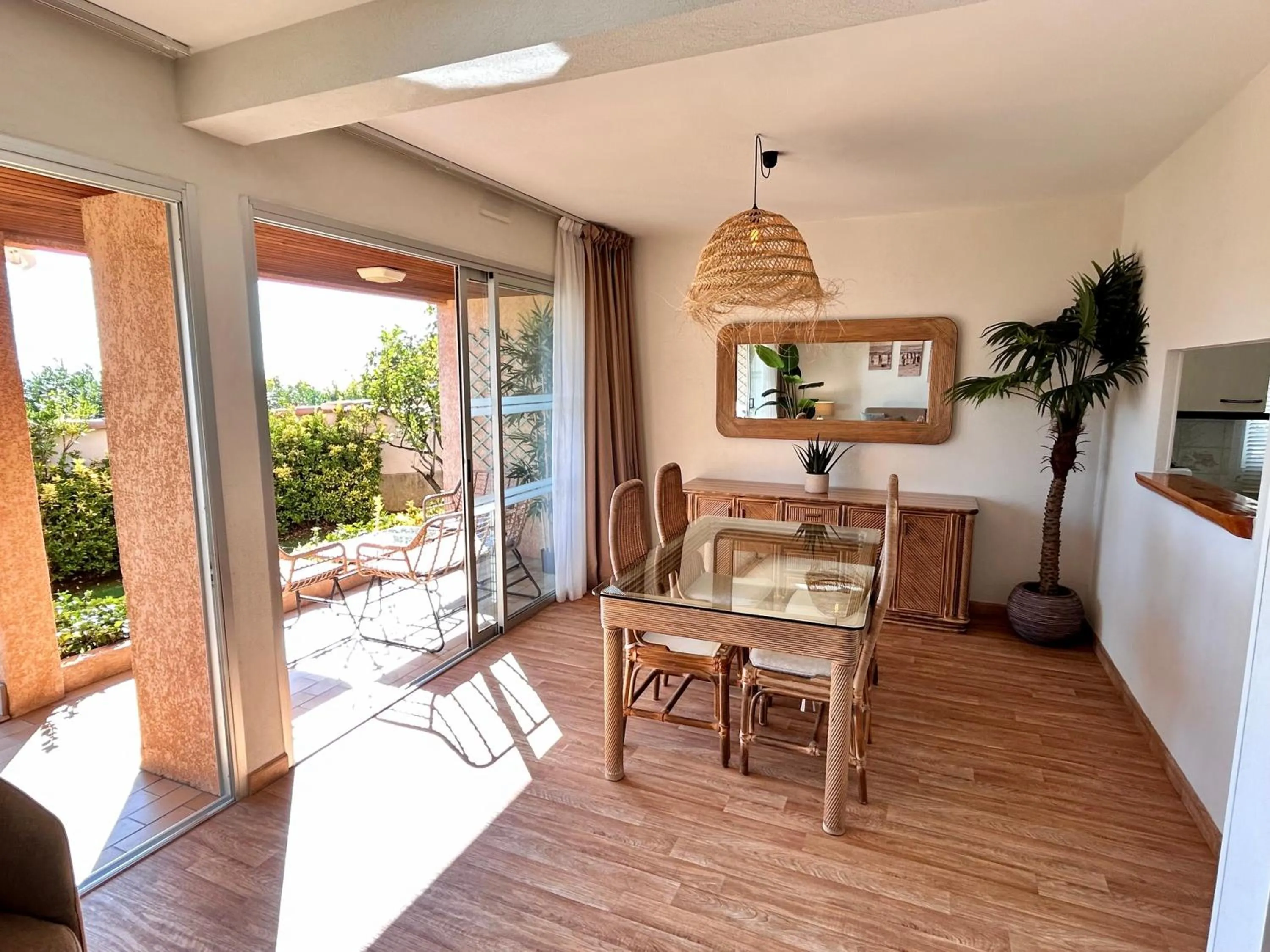 Dining area in Hôtel La Pinède