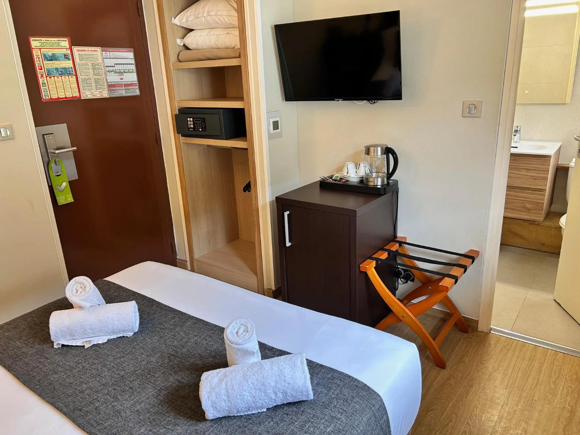 TV and multimedia, Bed in Hôtel La Pinède