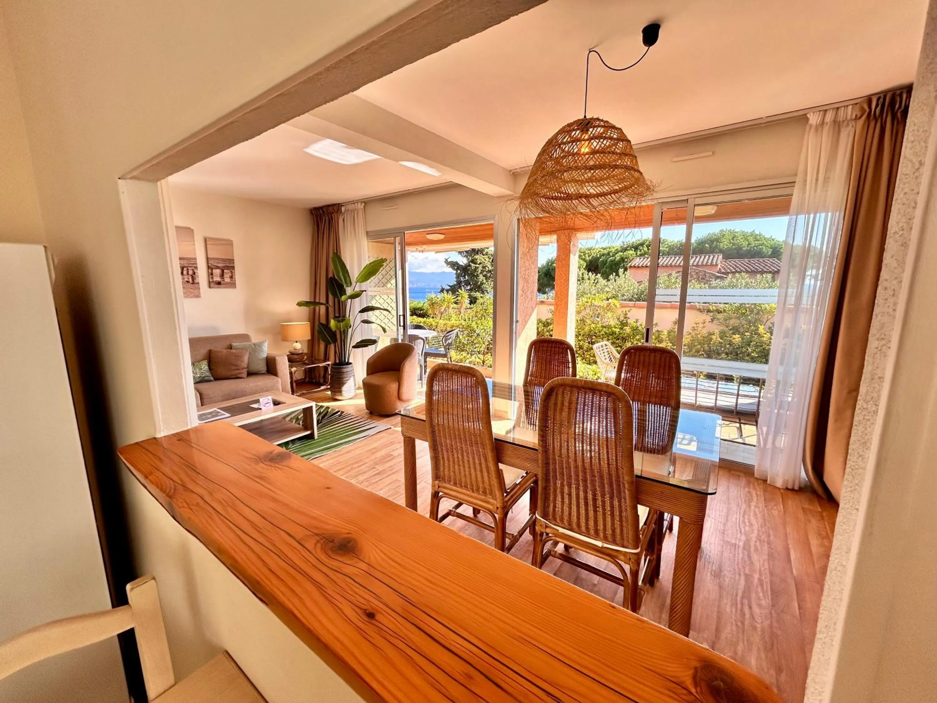 Dining area in Hôtel La Pinède