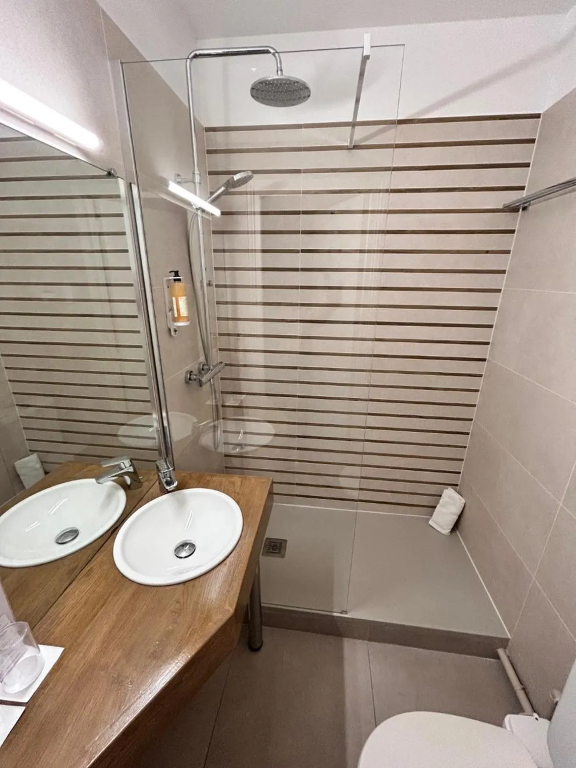 Shower in Hôtel La Pinède