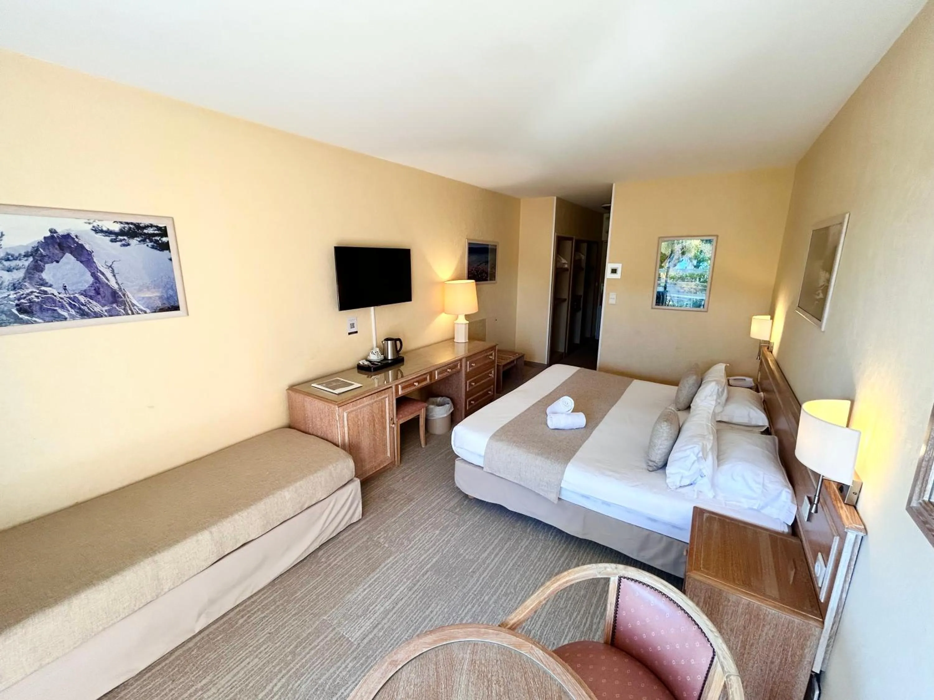 TV and multimedia, Bed in Hôtel La Pinède