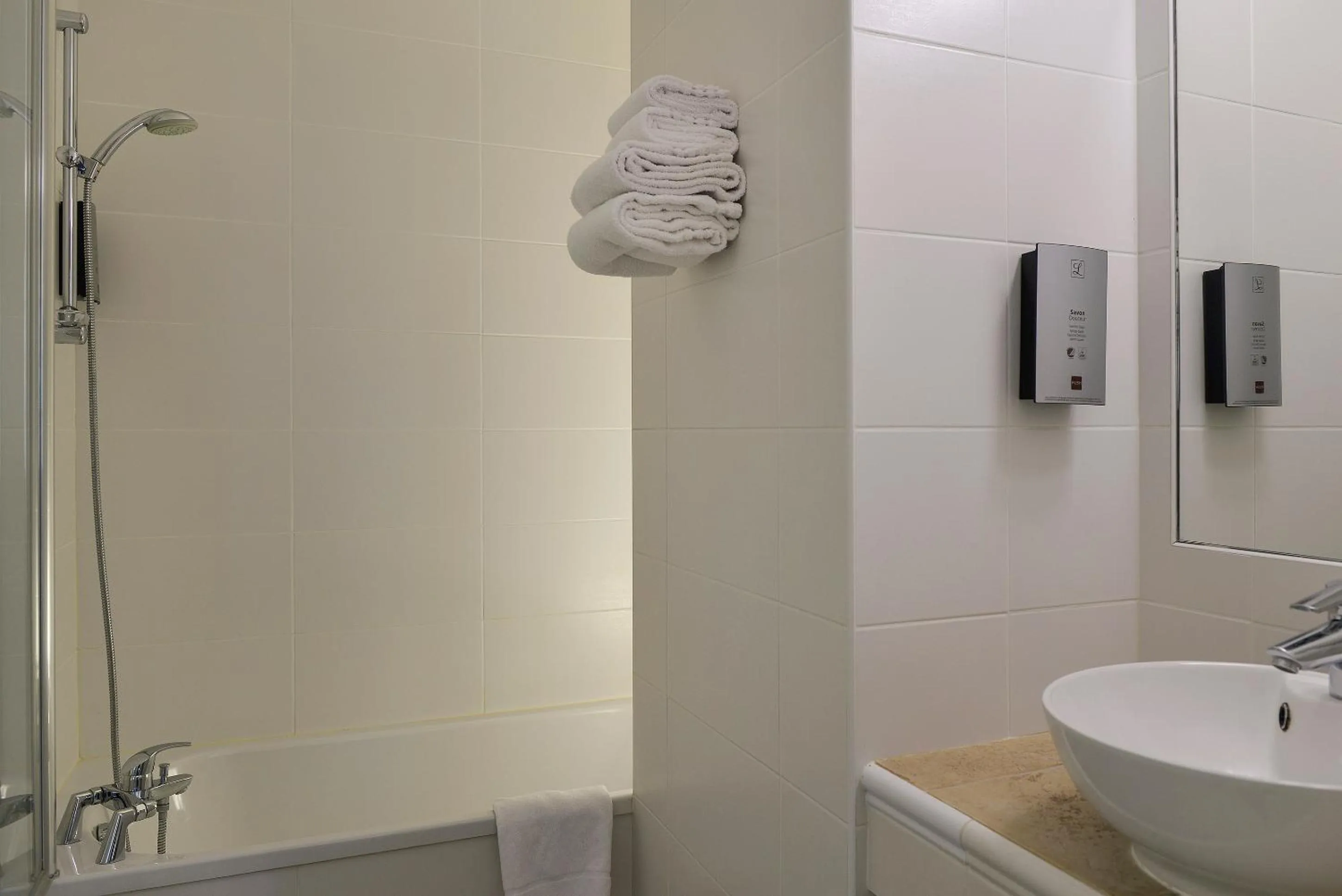 Bed in Logis Hôtel Restaurant des Châteaux