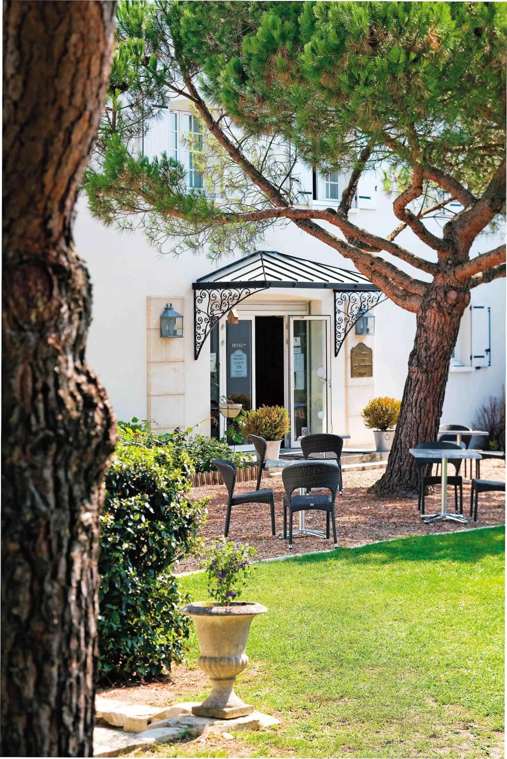 Patio in Logis Hôtel Restaurant des Châteaux