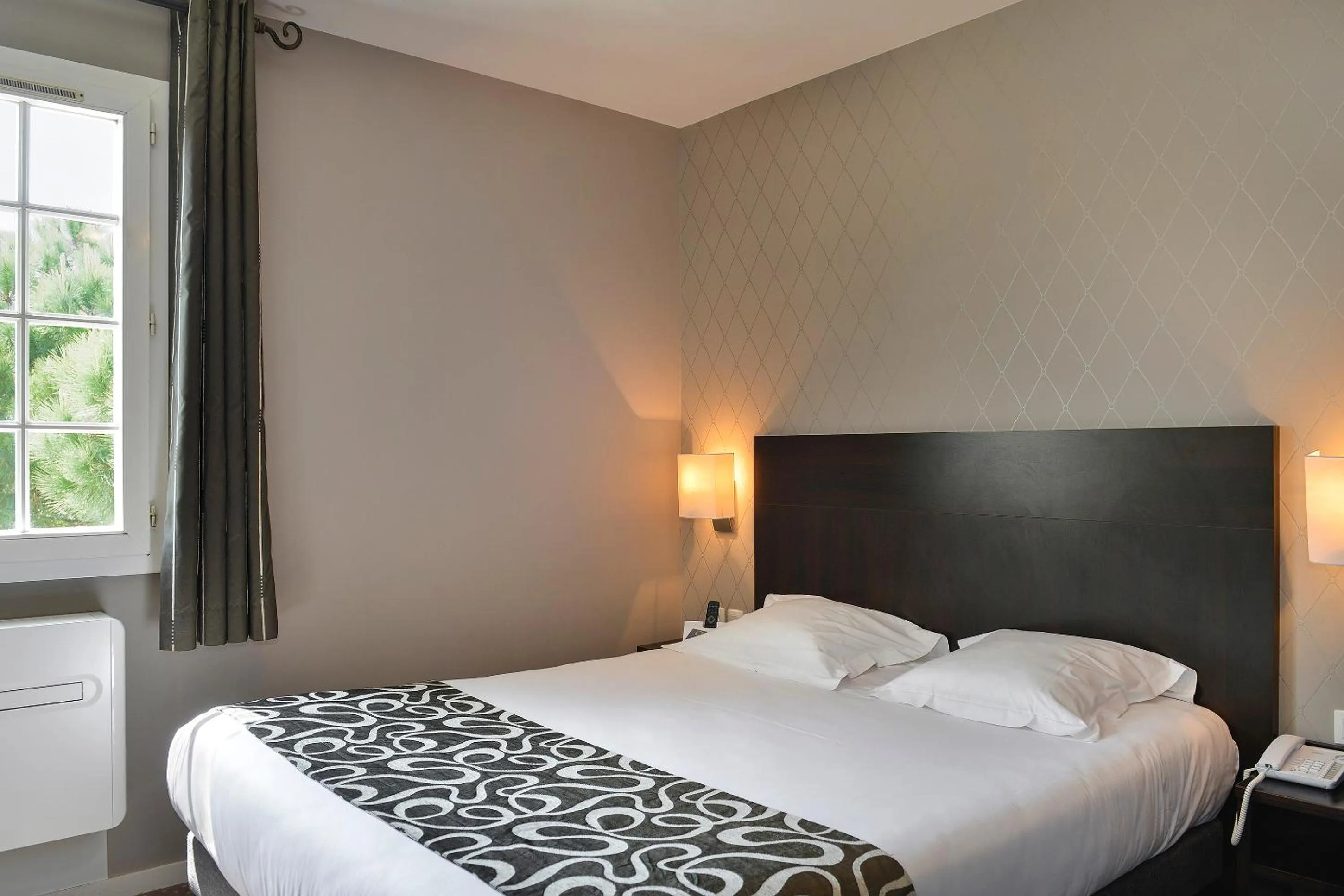 Bed in Logis Hôtel Restaurant des Châteaux