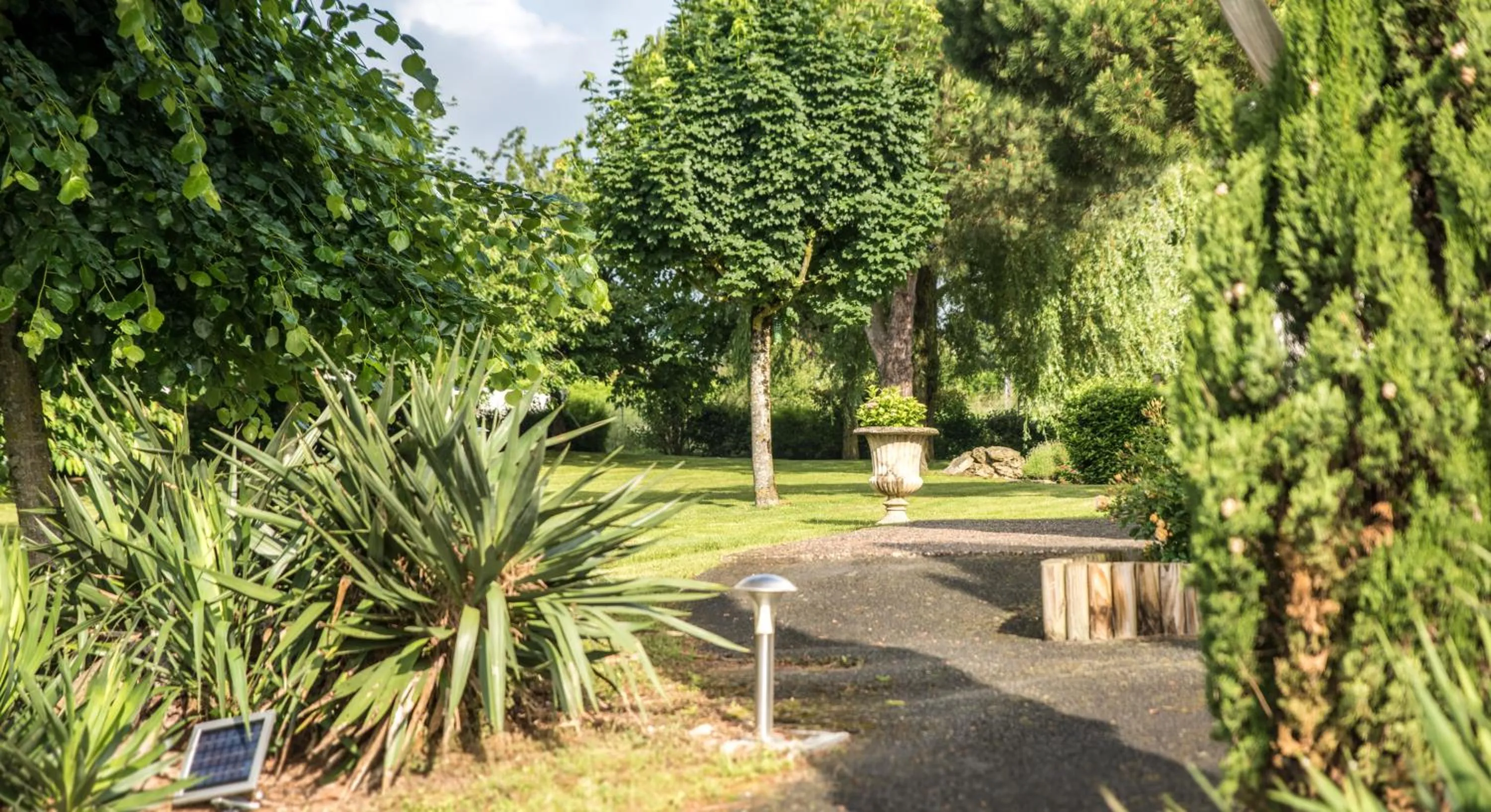 Garden in Logis Hôtel Restaurant des Châteaux