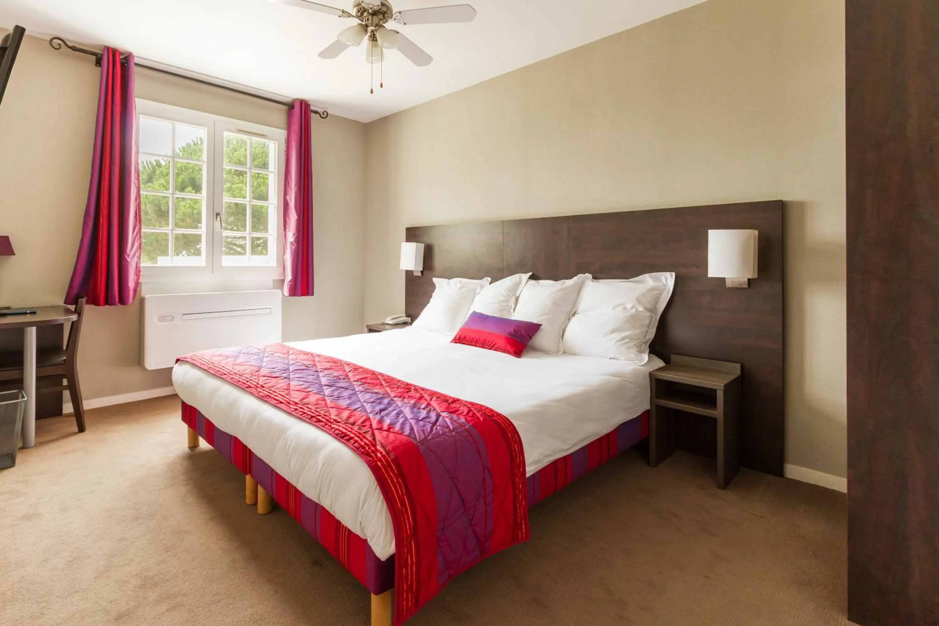 Bed in Logis Hôtel Restaurant des Châteaux