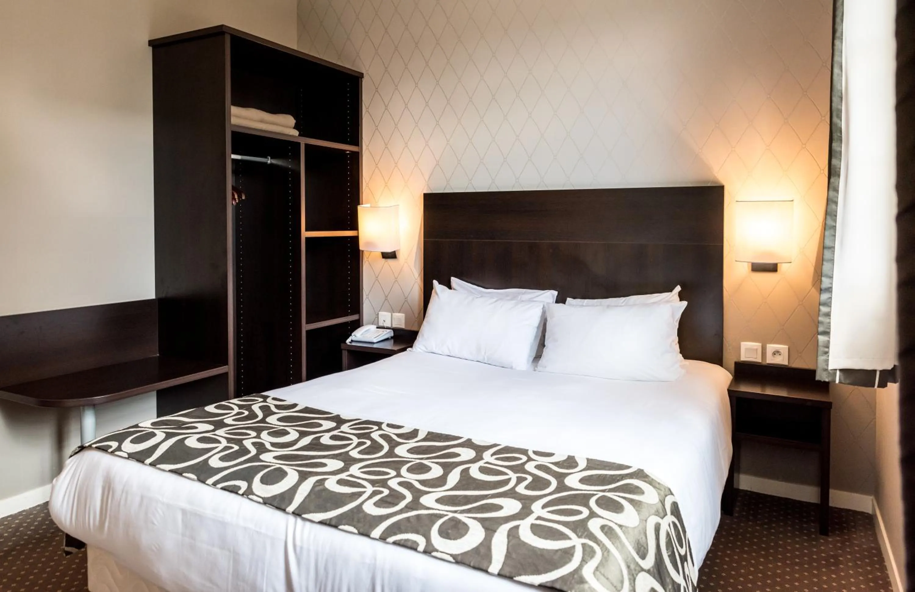 Bed in Logis Hôtel Restaurant des Châteaux