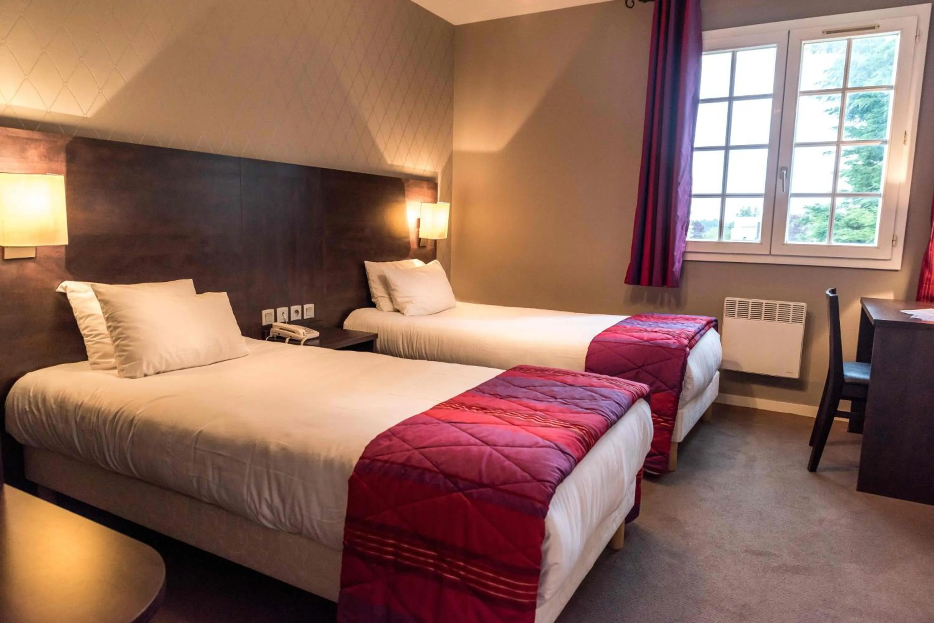 Bed in Logis Hôtel Restaurant des Châteaux