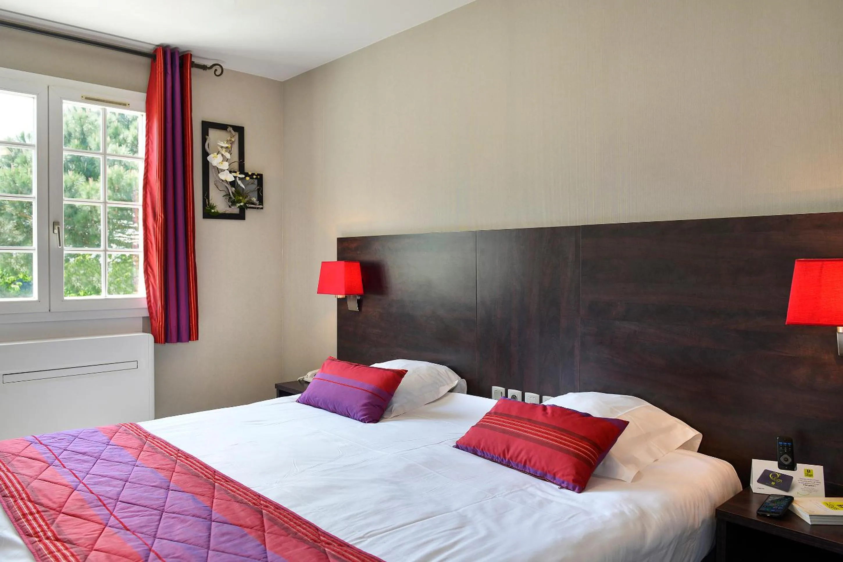 Bed in Logis Hôtel Restaurant des Châteaux