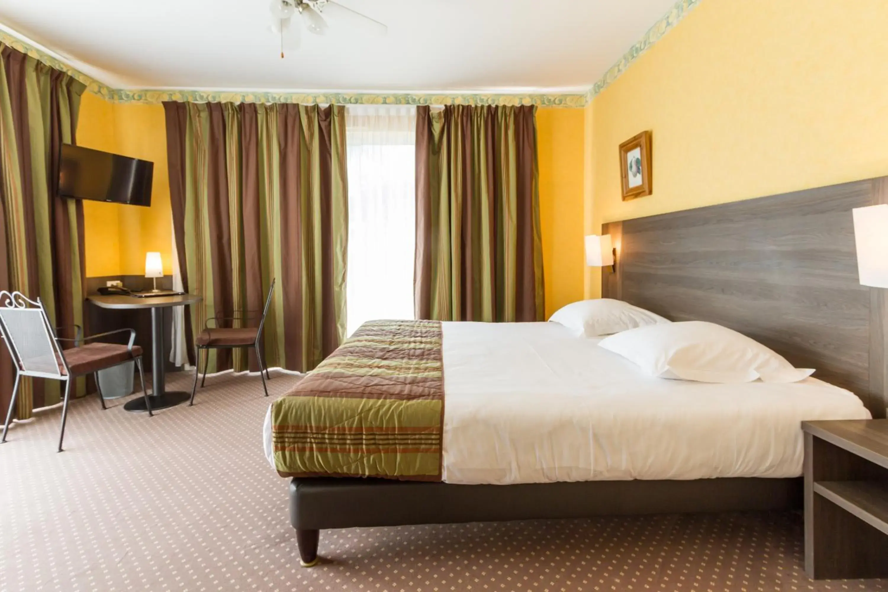 Privilege Double or Twin Room with Air Conditioning in Logis Hôtel Restaurant des Châteaux Privilege Double or Twin Room with Air Conditioning in Logis Hôtel Restaurant des Châteaux