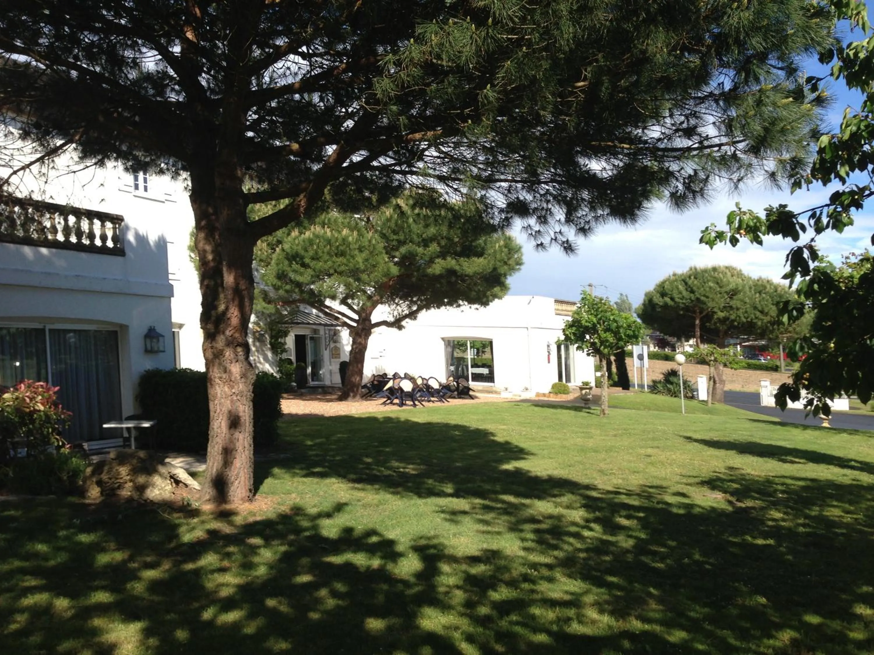 Garden in Logis Hôtel Restaurant des Châteaux