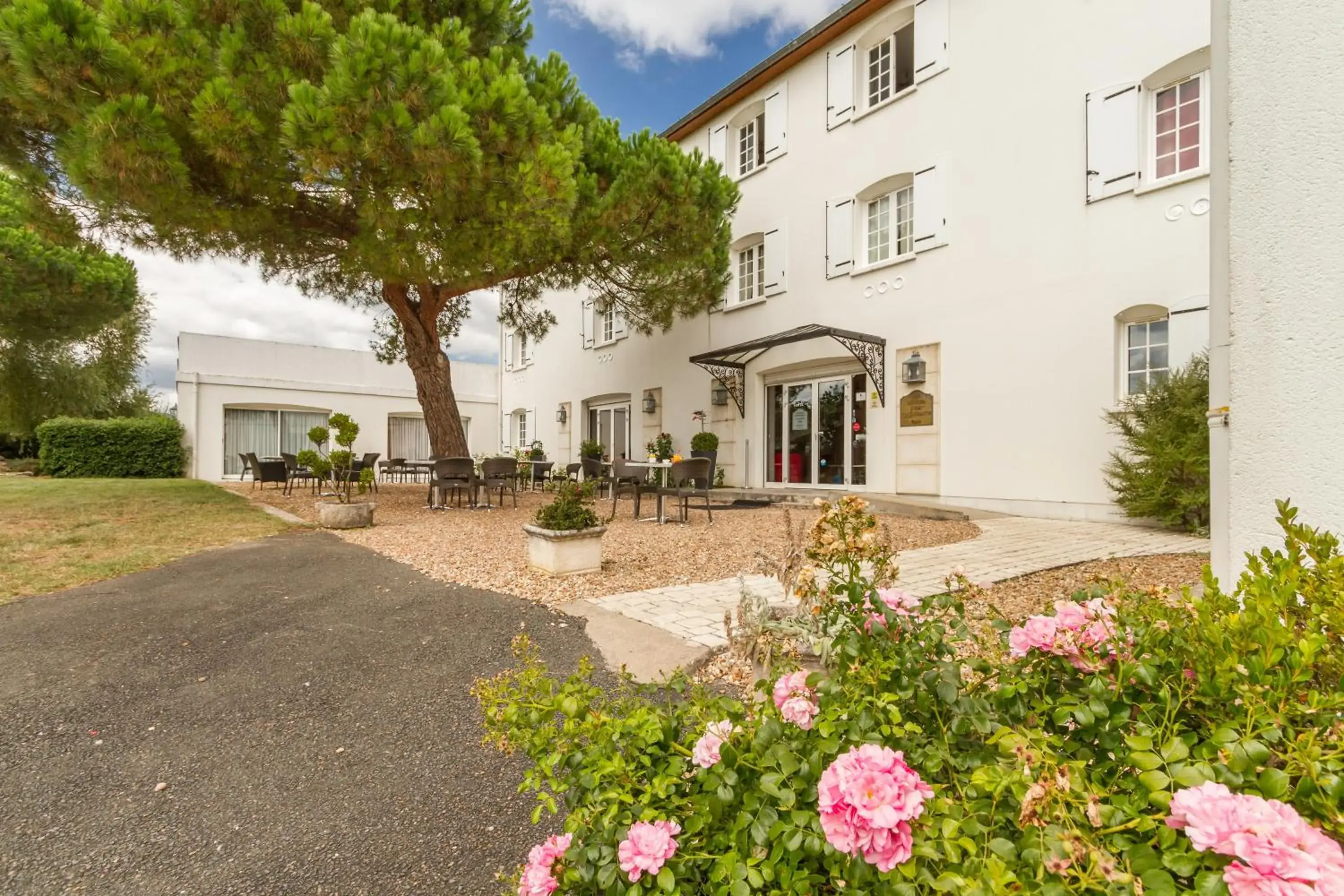 Triple Room with Air Conditioning in Logis Hôtel Restaurant des Châteaux Triple Room with Air Conditioning in Logis Hôtel Restaurant des Châteaux