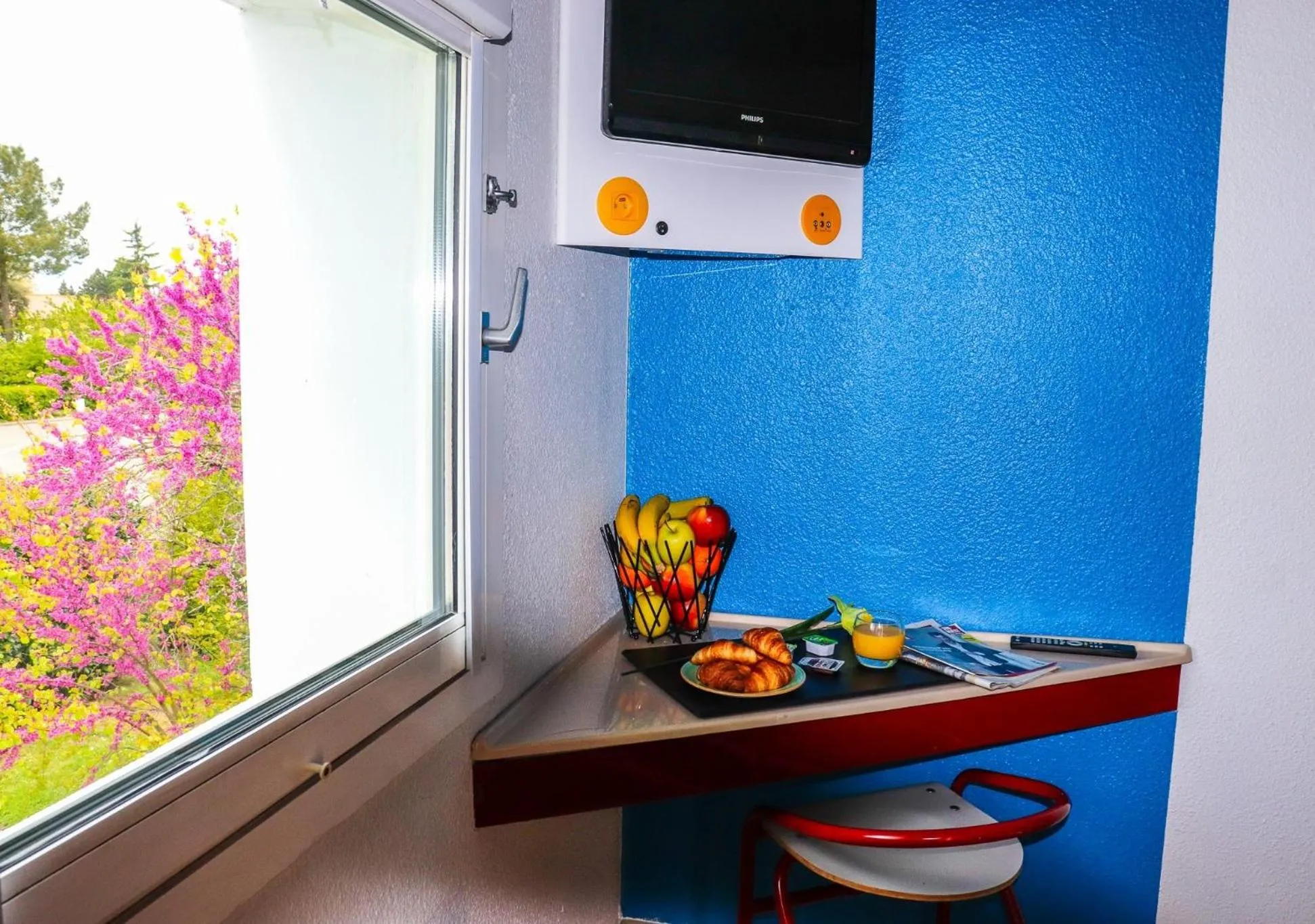 TV and multimedia in Hoteleco Sud Agen Autoroute