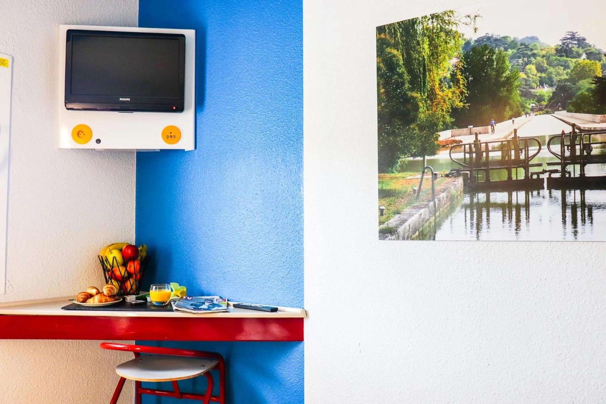 TV and multimedia in Hoteleco Sud Agen Autoroute