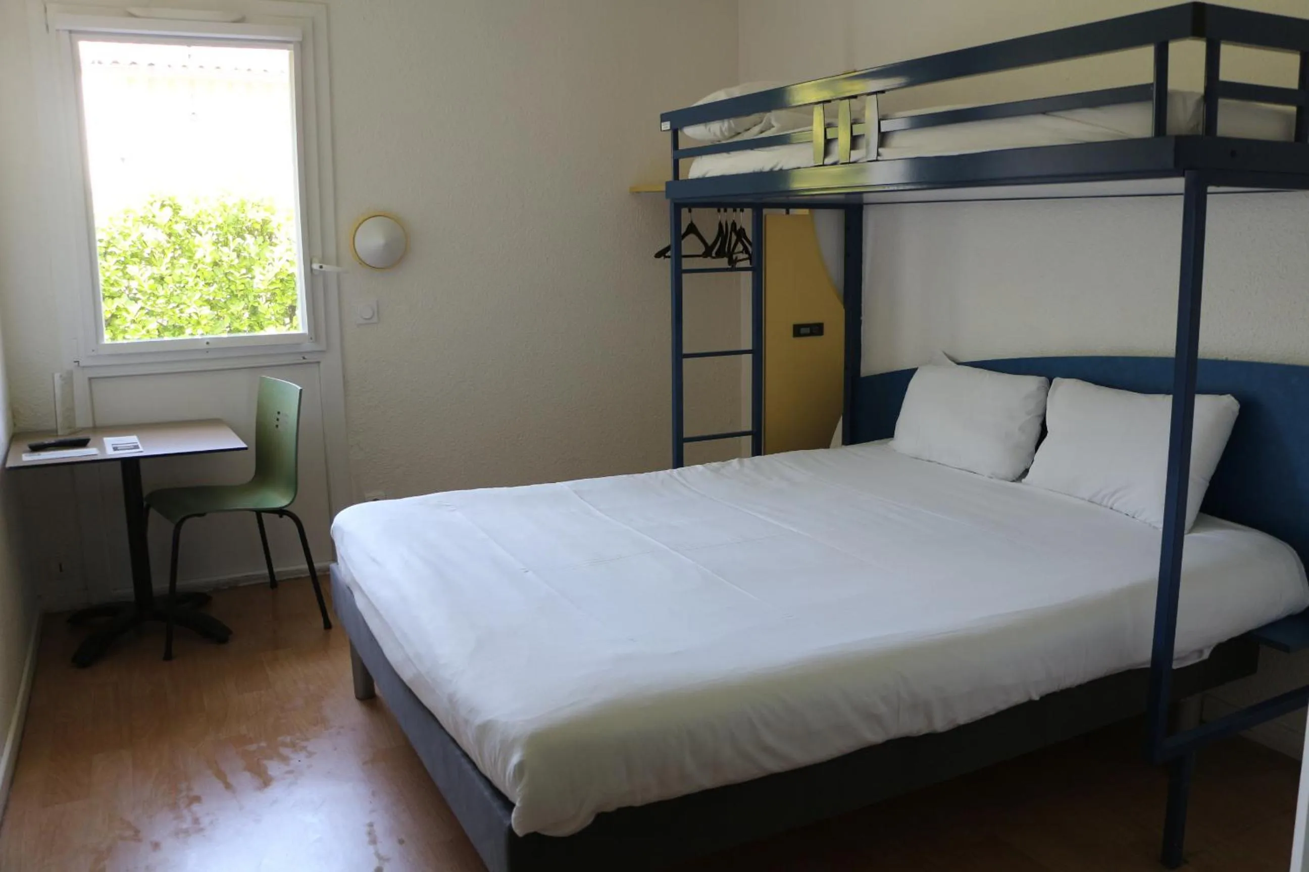 Bedroom, Bed in Ibis Budget Agen
