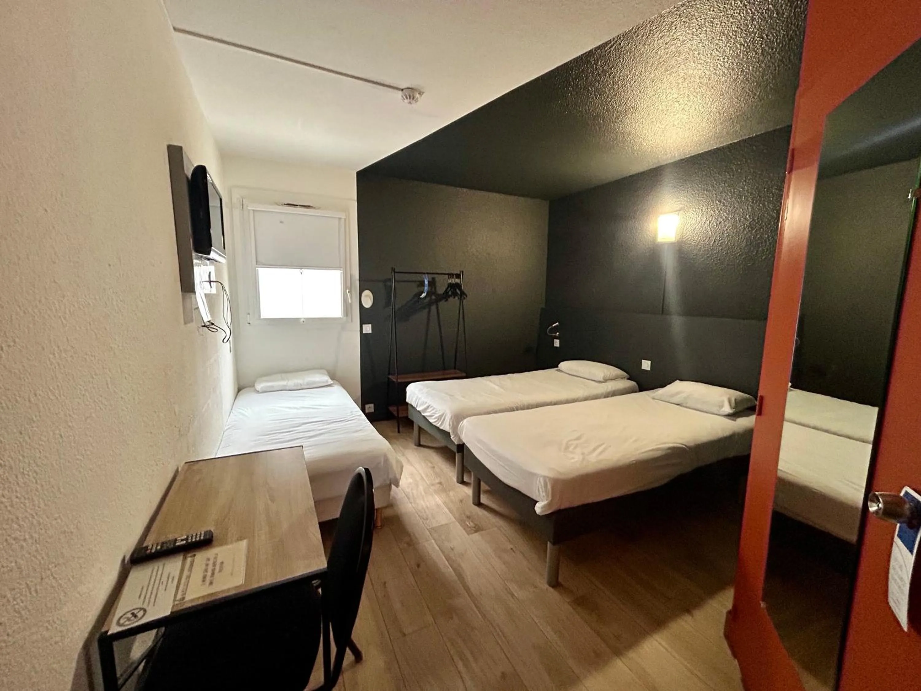 Photo of the whole room, Bed in Ibis Budget Agen