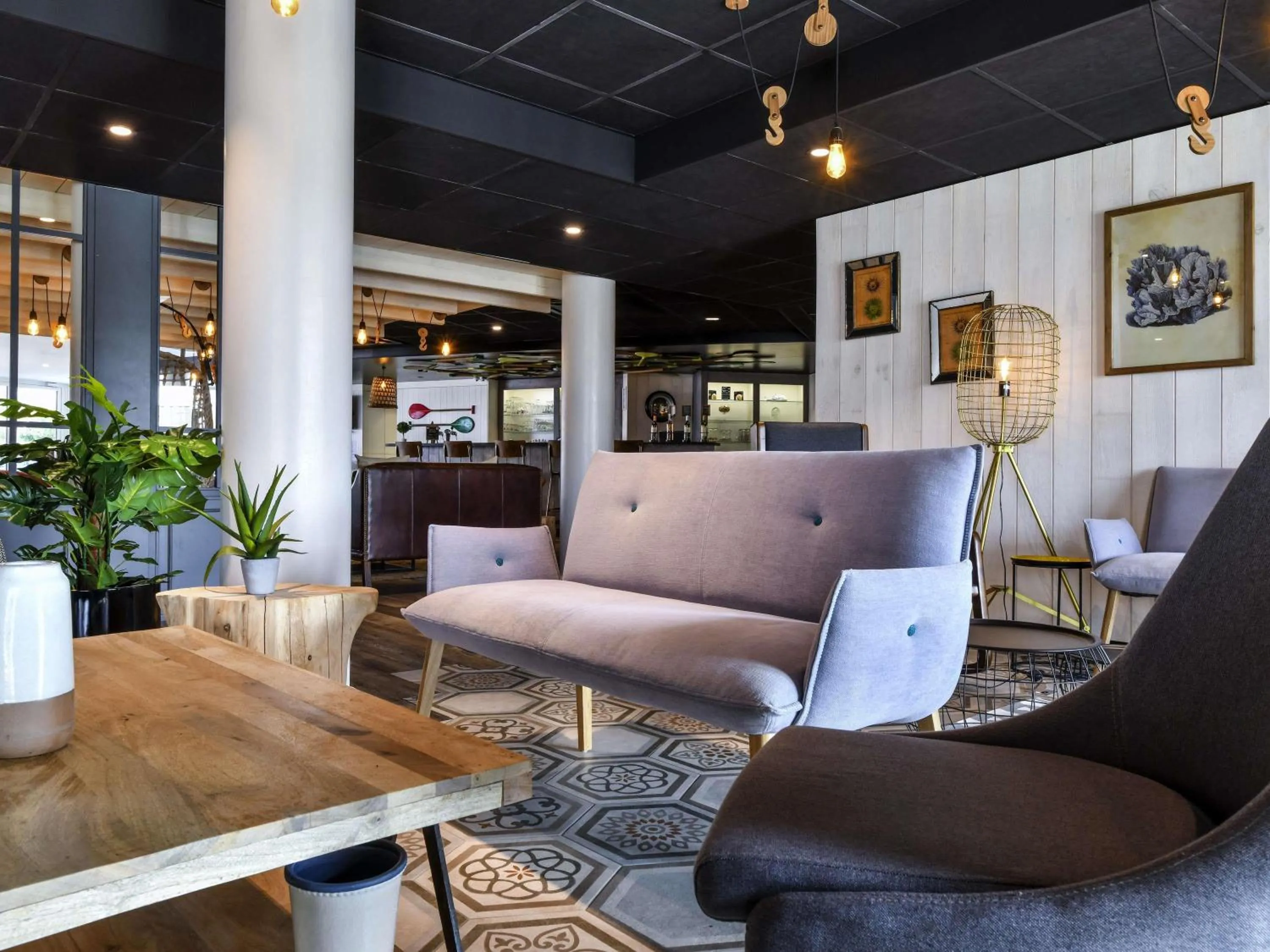 Lounge or bar in ibis styles La Rochelle Thalasso Chatelaillon