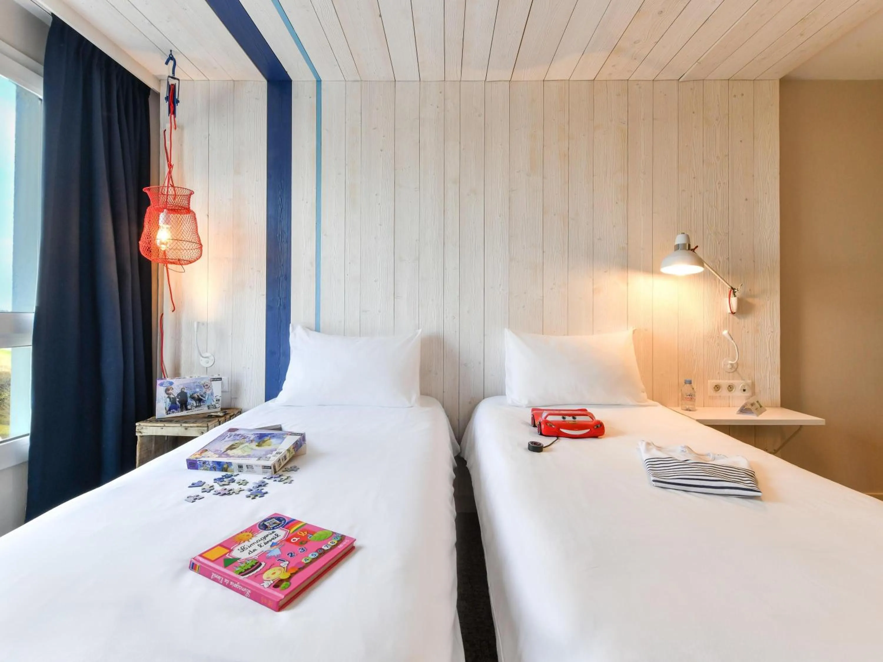 Bedroom, Bed in ibis styles La Rochelle Thalasso Chatelaillon