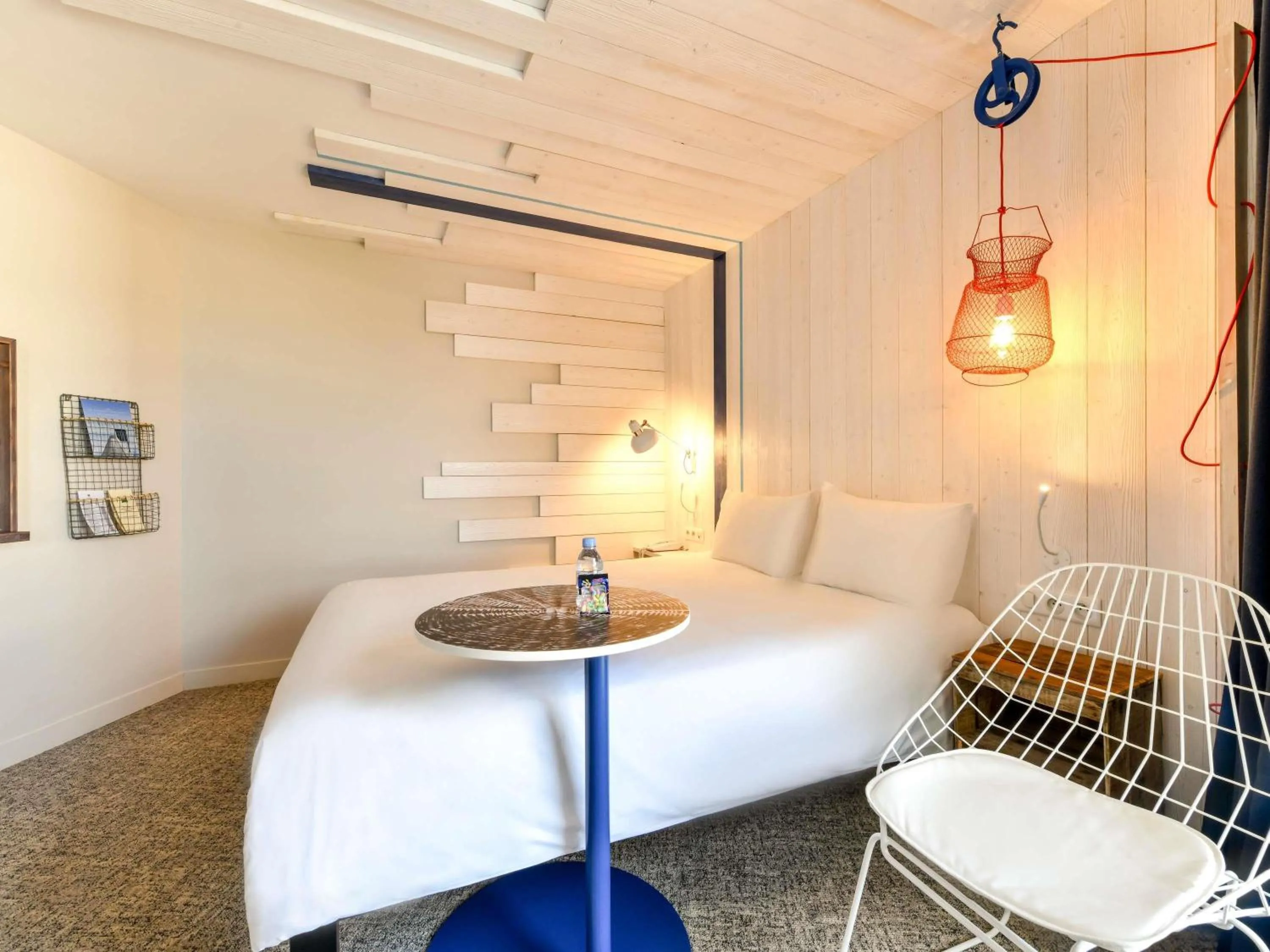 Bedroom, Bed in ibis styles La Rochelle Thalasso Chatelaillon