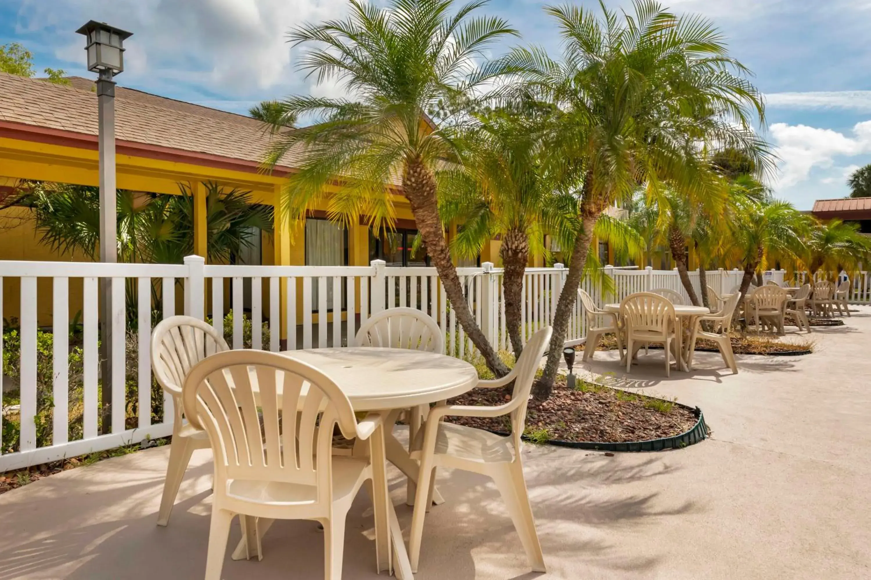 Pool view in Best Western International Speedway Hotel Pool view in Best Western International Speedway Hotel