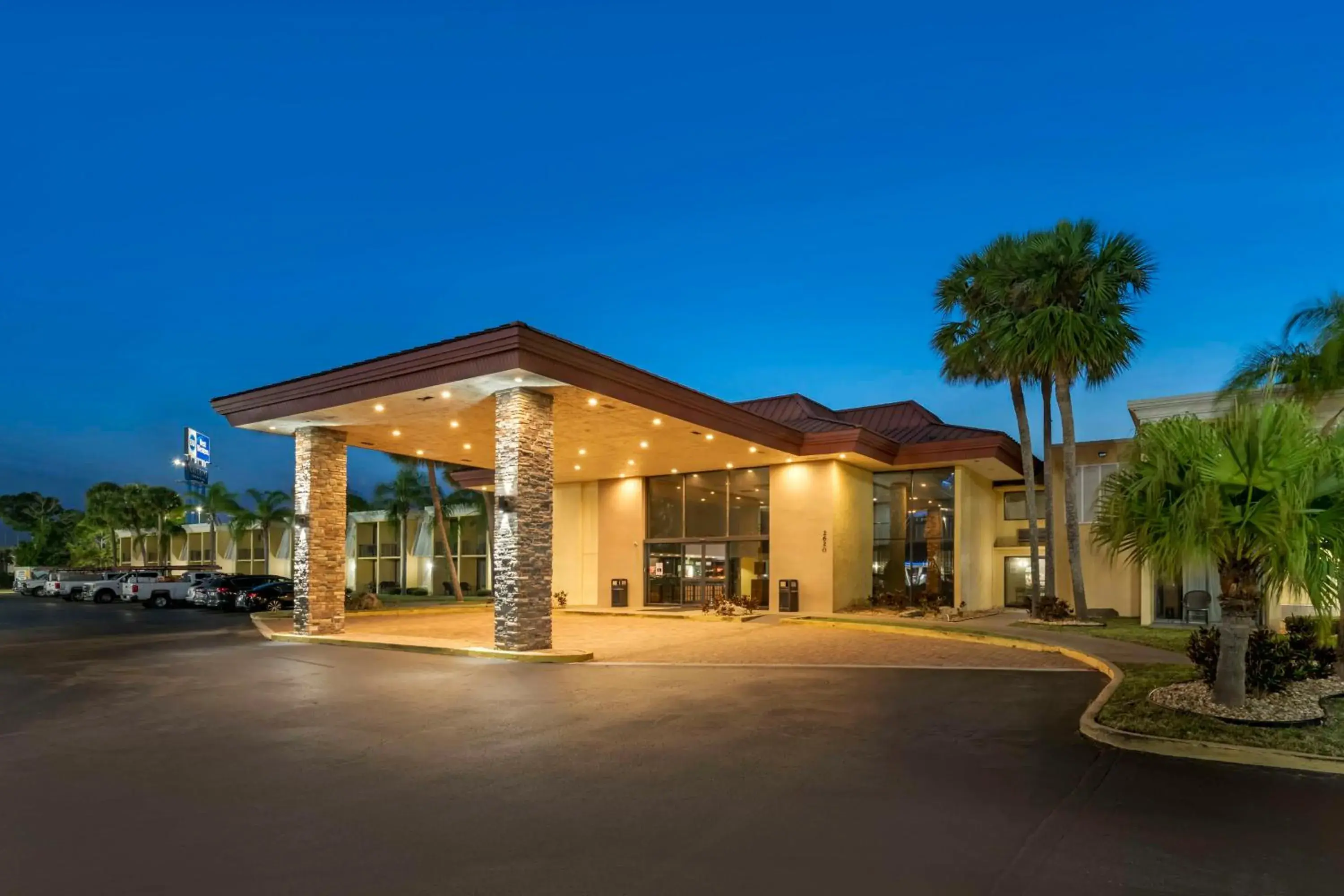 Property building in Best Western International Speedway Hotel Property building in Best Western International Speedway Hotel