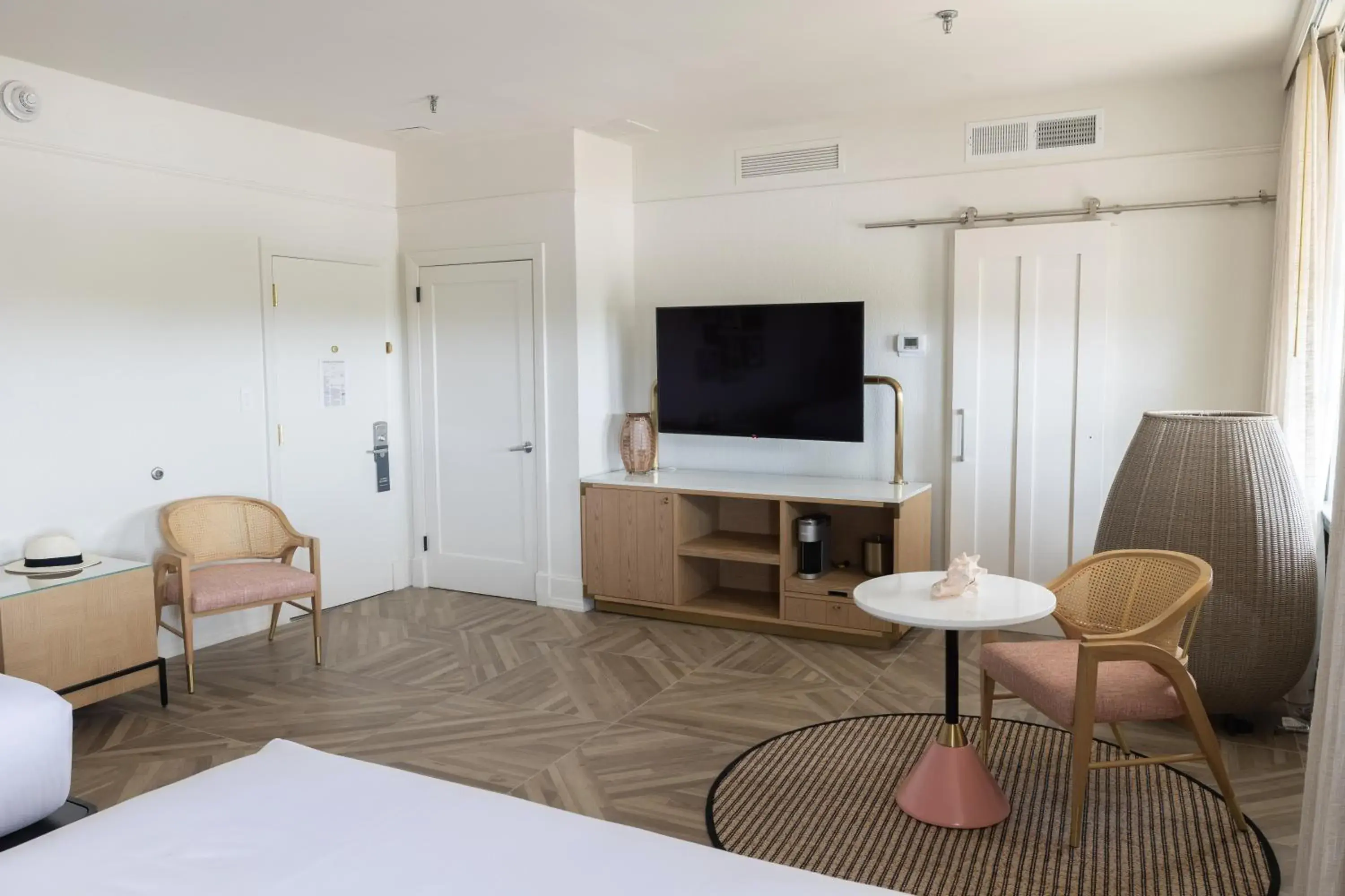 Photo of the whole room, Bed in La Concha Key West, Autograph Collection Photo of the whole room, Bed in La Concha Key West, Autograph Collection