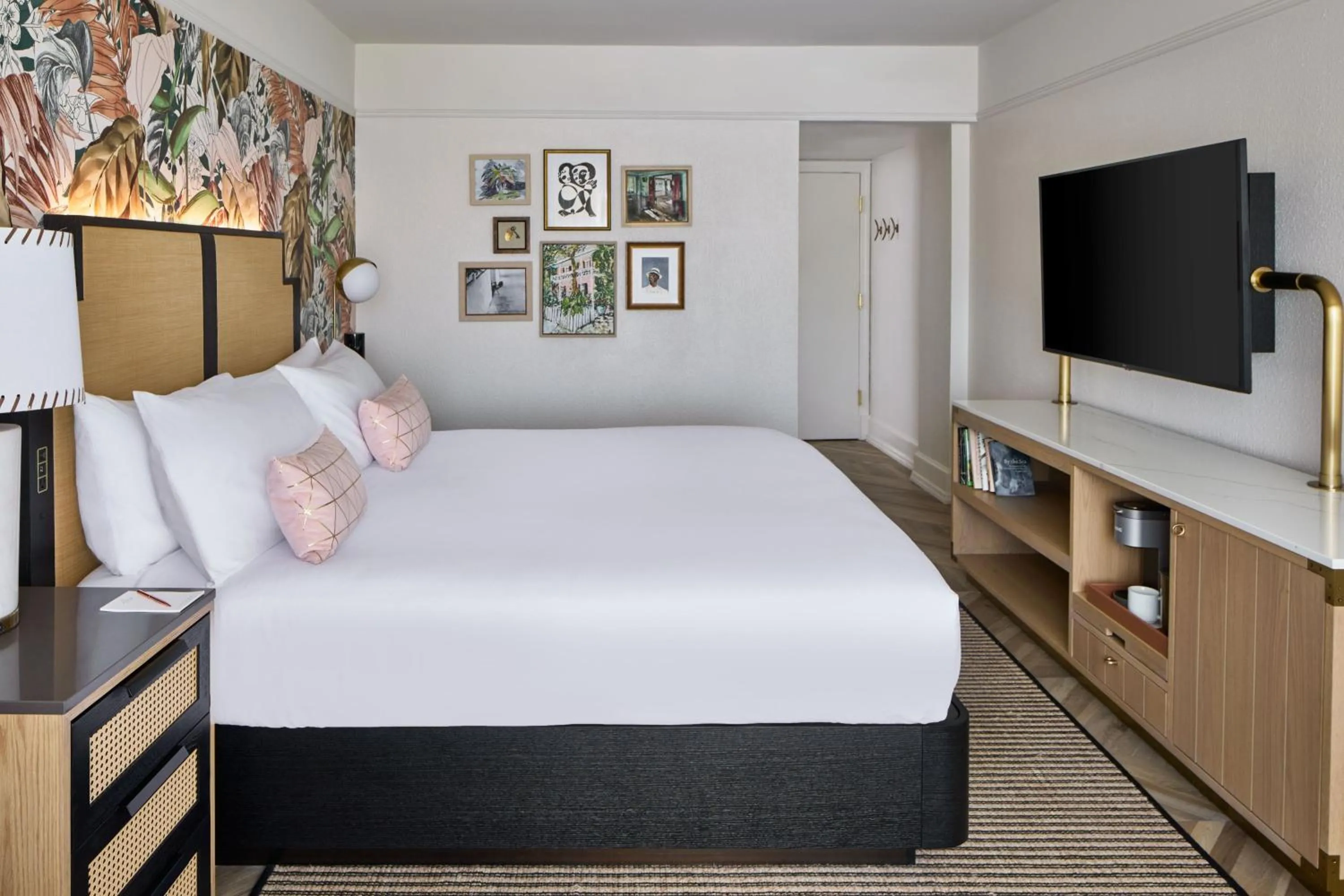 Photo of the whole room, Bed in La Concha Key West, Autograph Collection