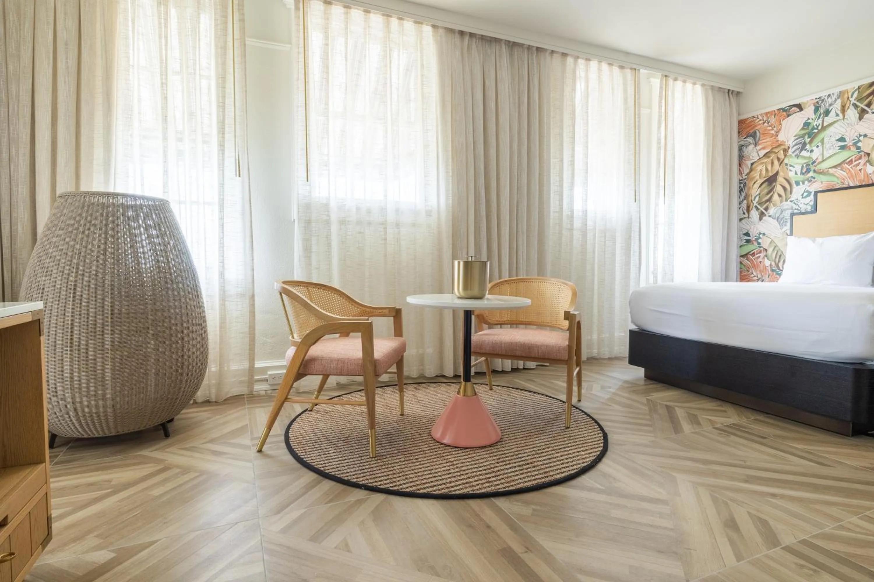 Seating area, Bed in La Concha Key West, Autograph Collection