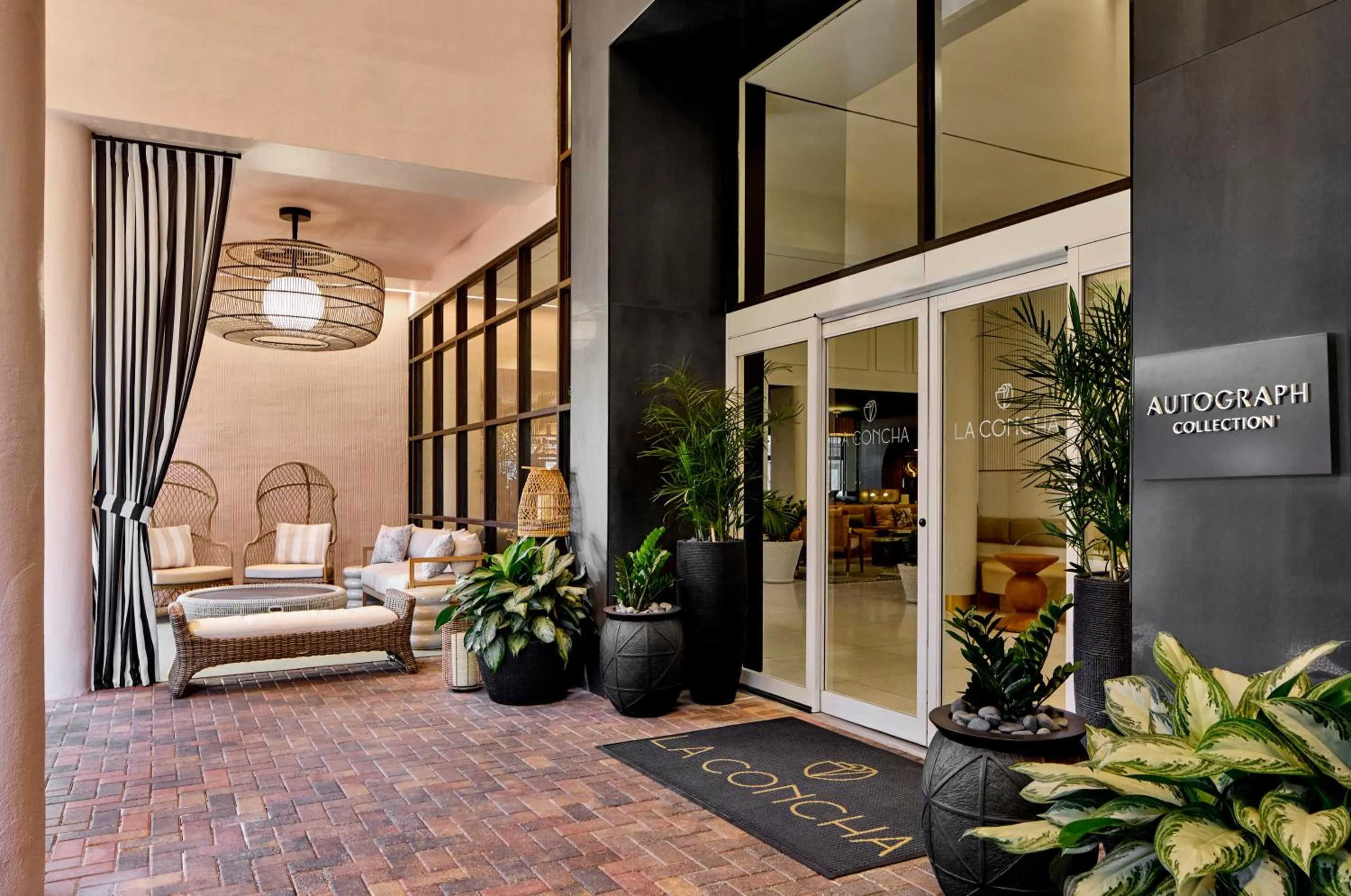 Facade/entrance, Bed in La Concha Key West, Autograph Collection