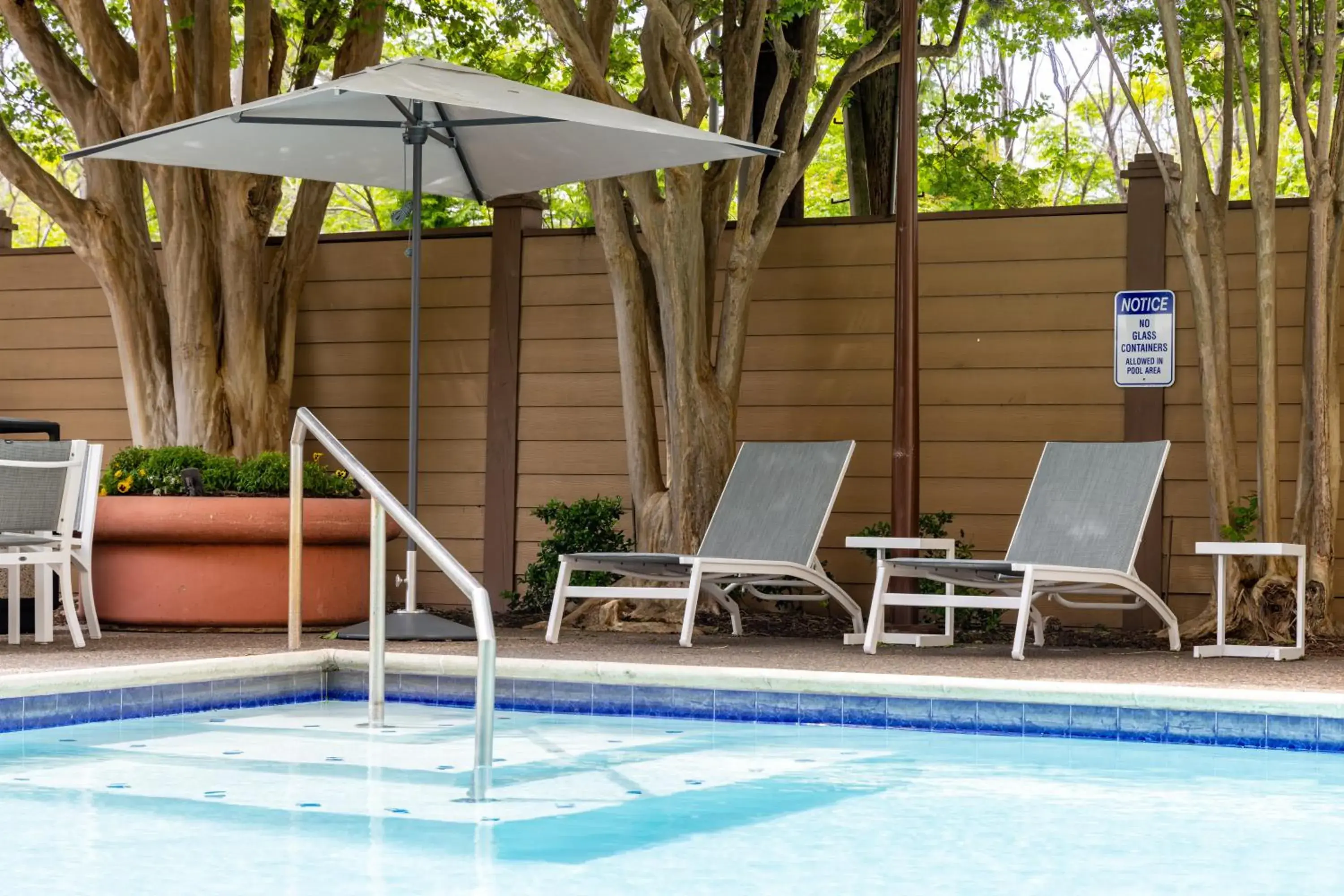 Swimming pool in DoubleTree by Hilton Houston Medical Center Hotel & Suites Swimming pool in DoubleTree by Hilton Houston Medical Center Hotel & Suites