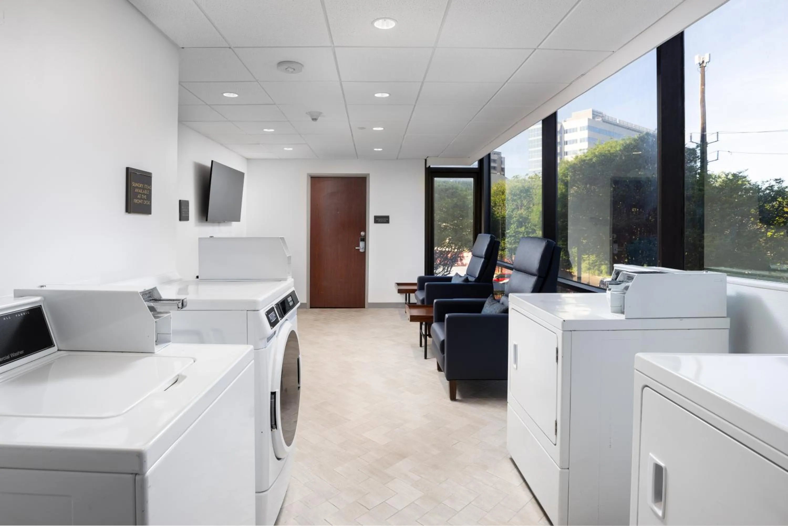 Communal lounge/ TV room in DoubleTree by Hilton Houston Medical Center Hotel & Suites