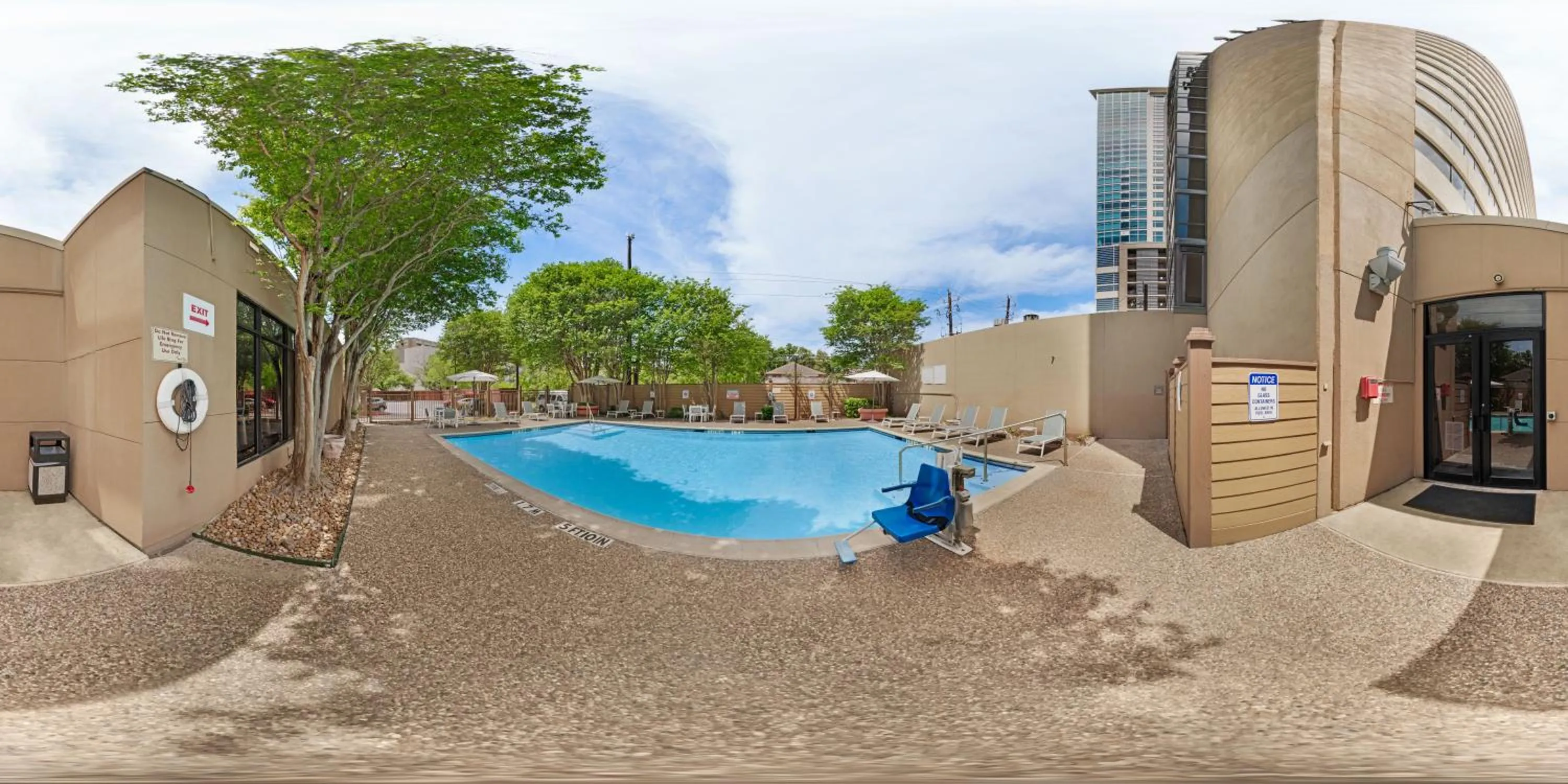 Swimming pool in DoubleTree by Hilton Houston Medical Center Hotel & Suites