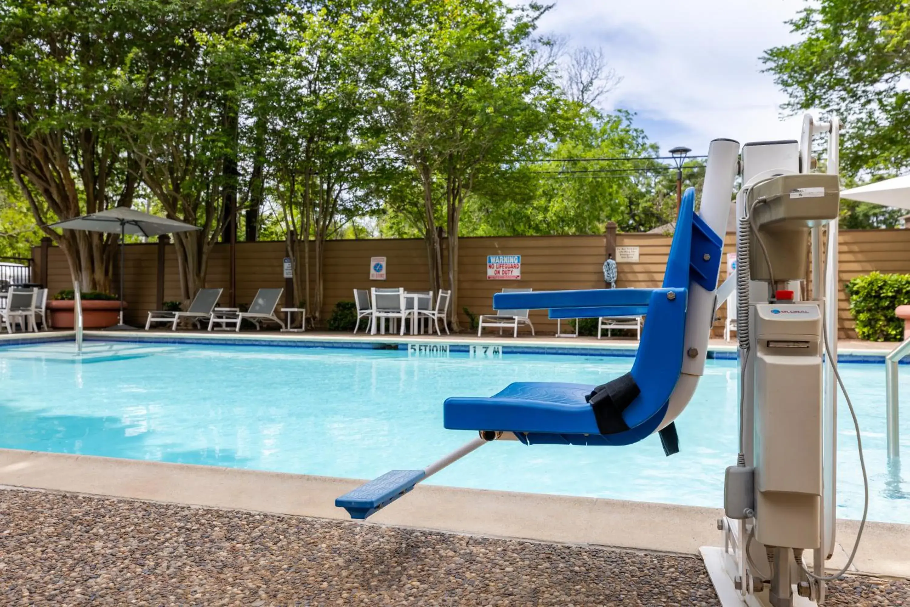 Swimming pool in DoubleTree by Hilton Houston Medical Center Hotel & Suites Swimming pool in DoubleTree by Hilton Houston Medical Center Hotel & Suites