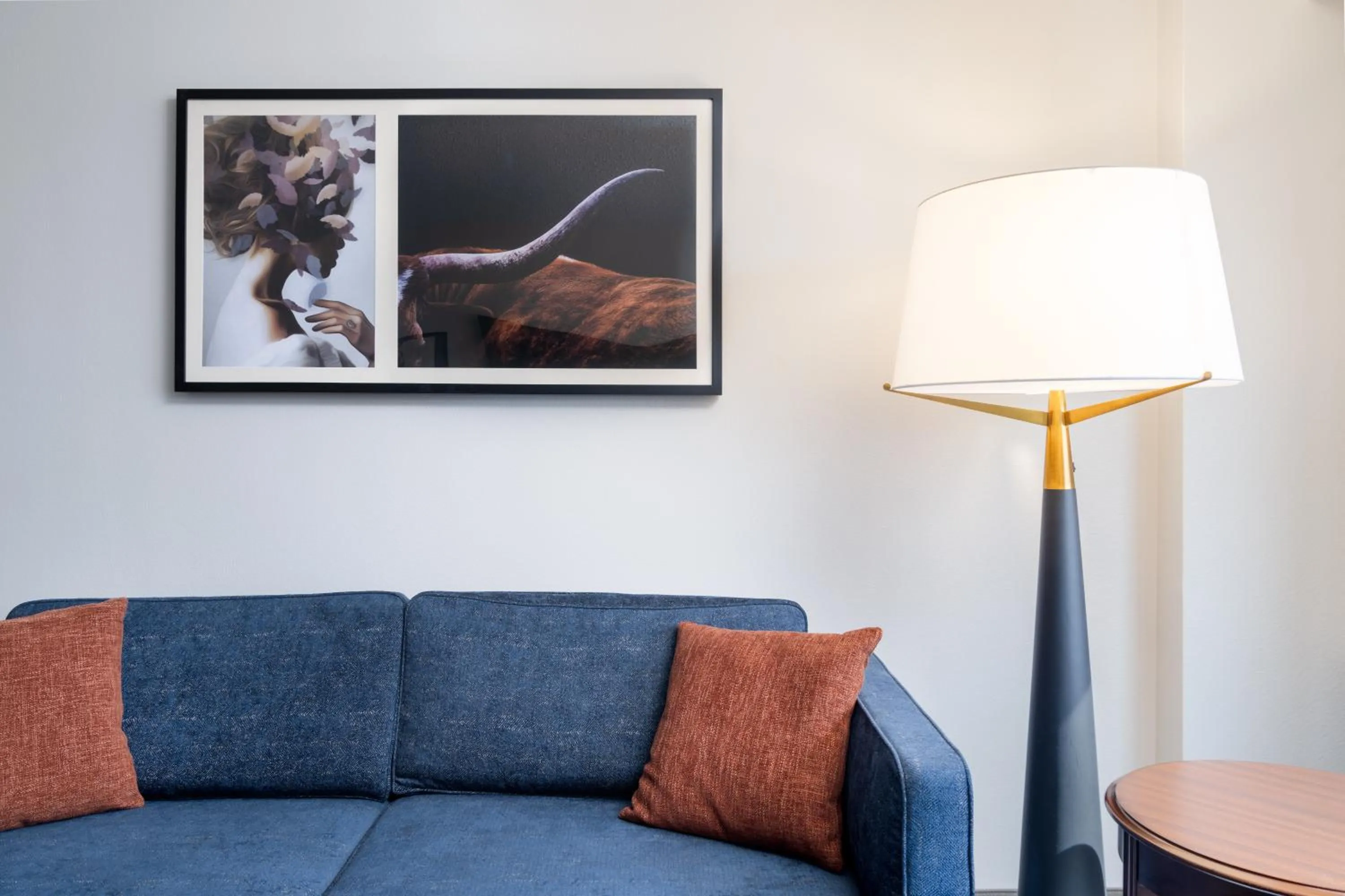 Living room in DoubleTree by Hilton Houston Medical Center Hotel & Suites