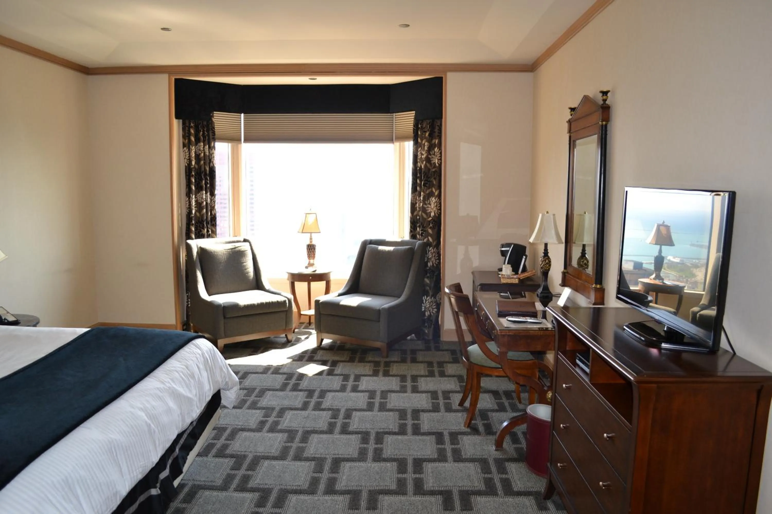 Photo of the whole room, Bed in The Buckingham Hotel