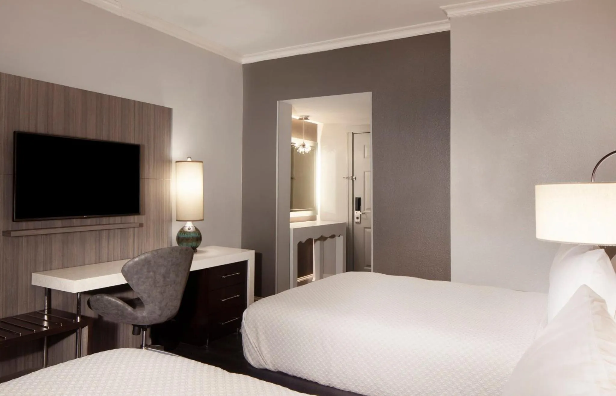 Photo of the whole room, Bed in Hotel Indigo Atlanta Midtown by IHG