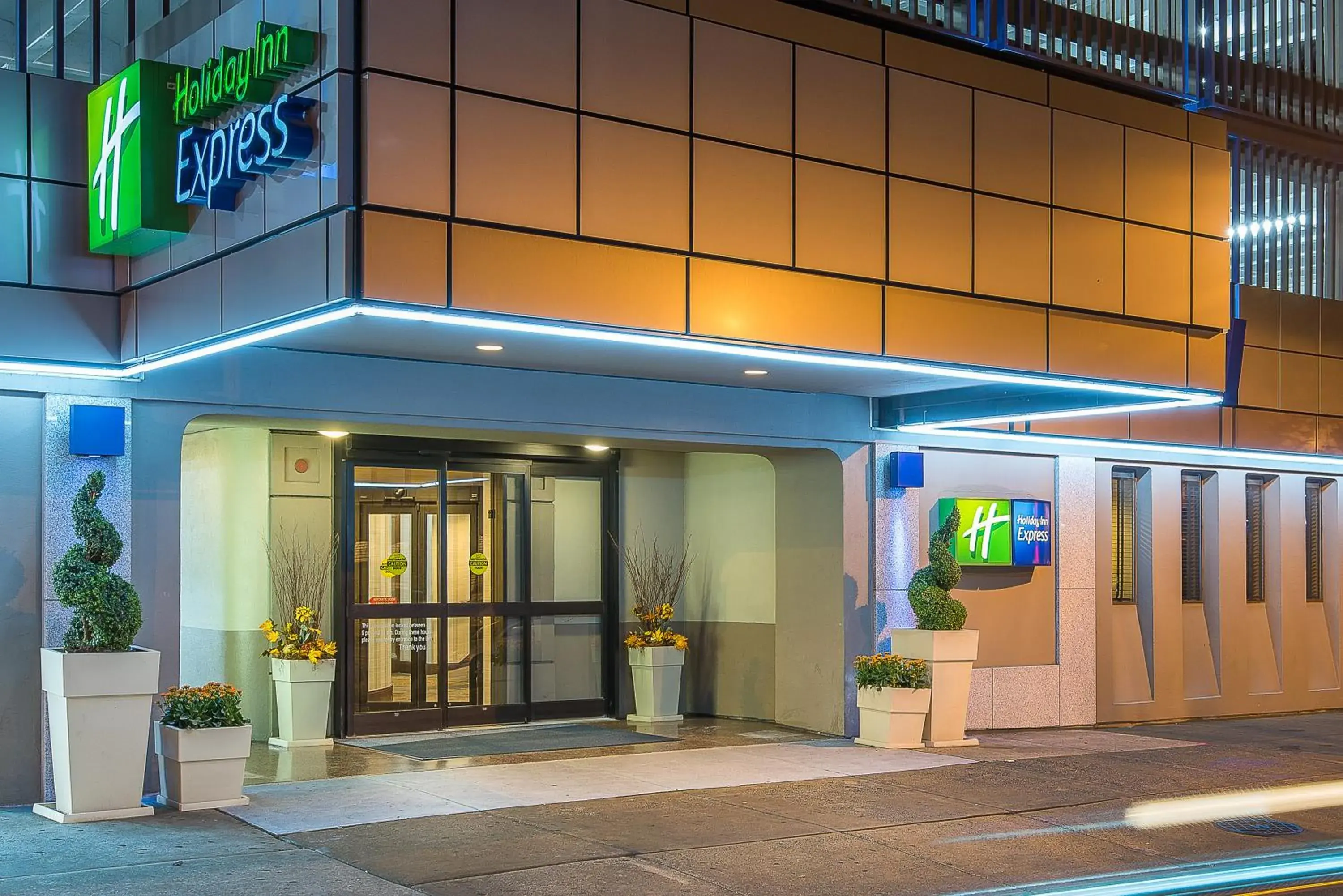 Property building in Holiday Inn Express Philadelphia-Midtown by IHG Property building in Holiday Inn Express Philadelphia-Midtown by IHG