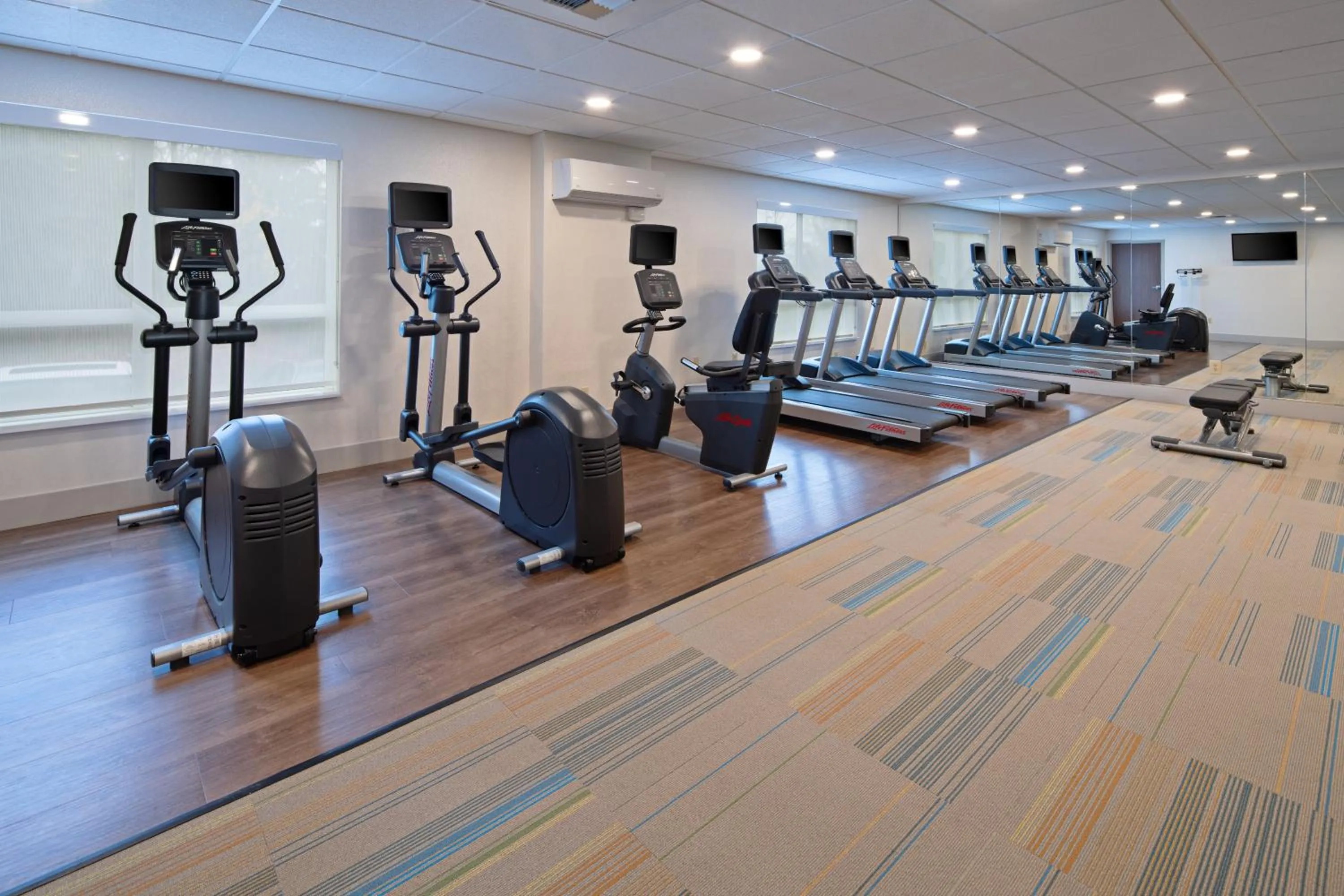 Fitness centre/facilities in Holiday Inn Express Seattle - Sea-Tac Airport by IHG