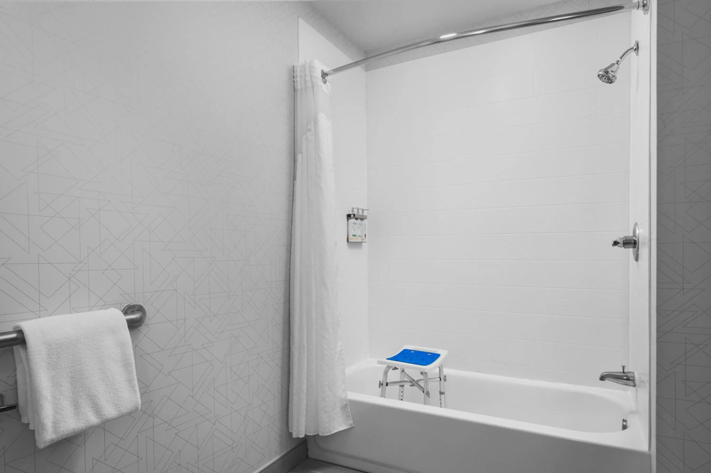 Bath in Holiday Inn Express Fresno River Park Highway 41 by IHG