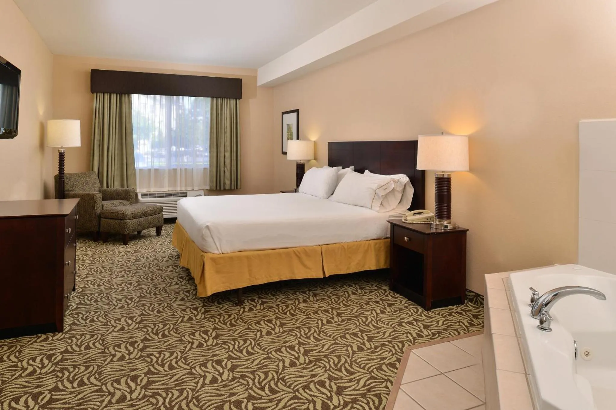 Photo of the whole room, Bed in Holiday Inn Express Fresno River Park Highway 41 by IHG