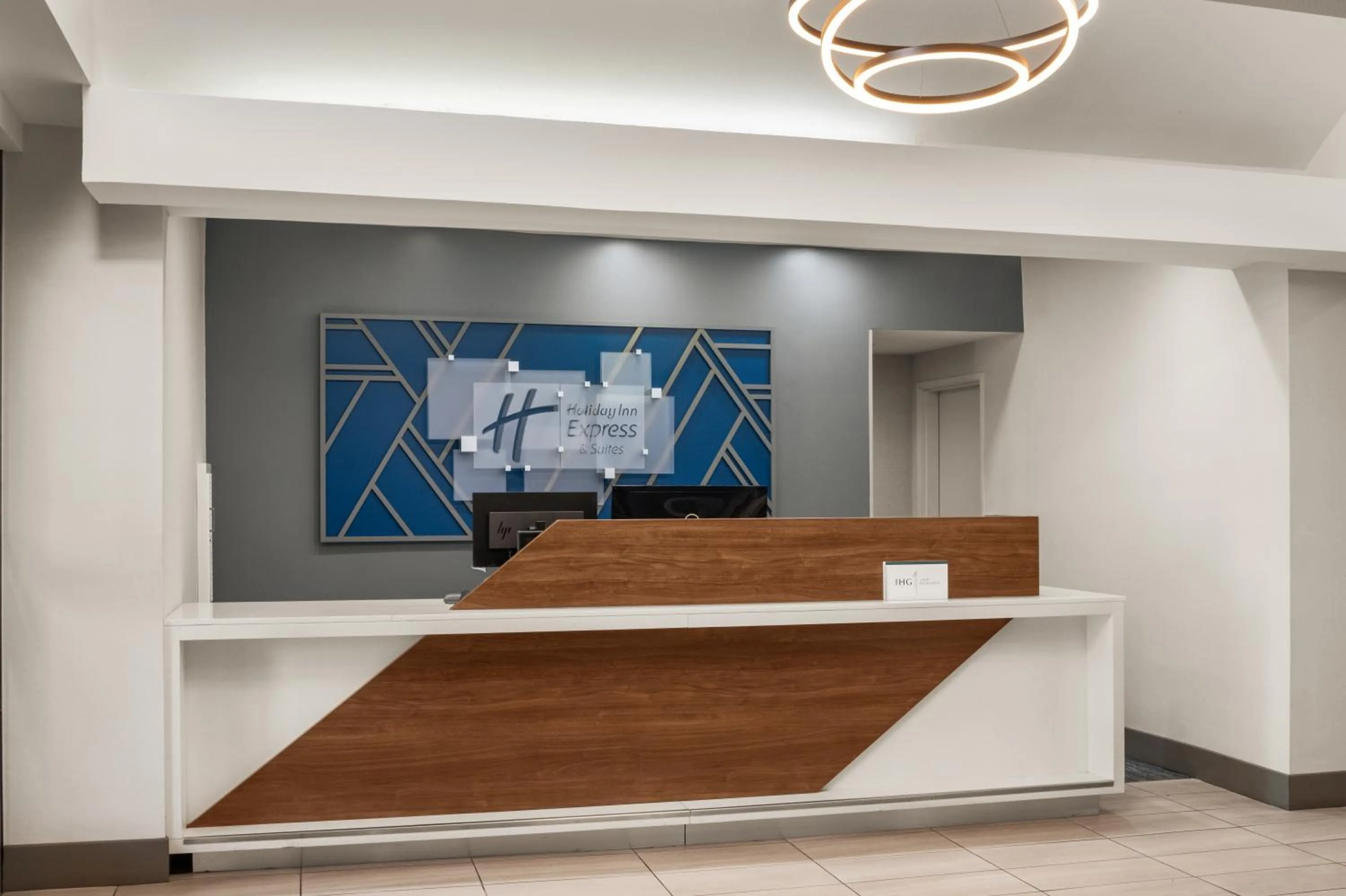 Lobby or reception in Holiday Inn Express Fresno River Park Highway 41 by IHG