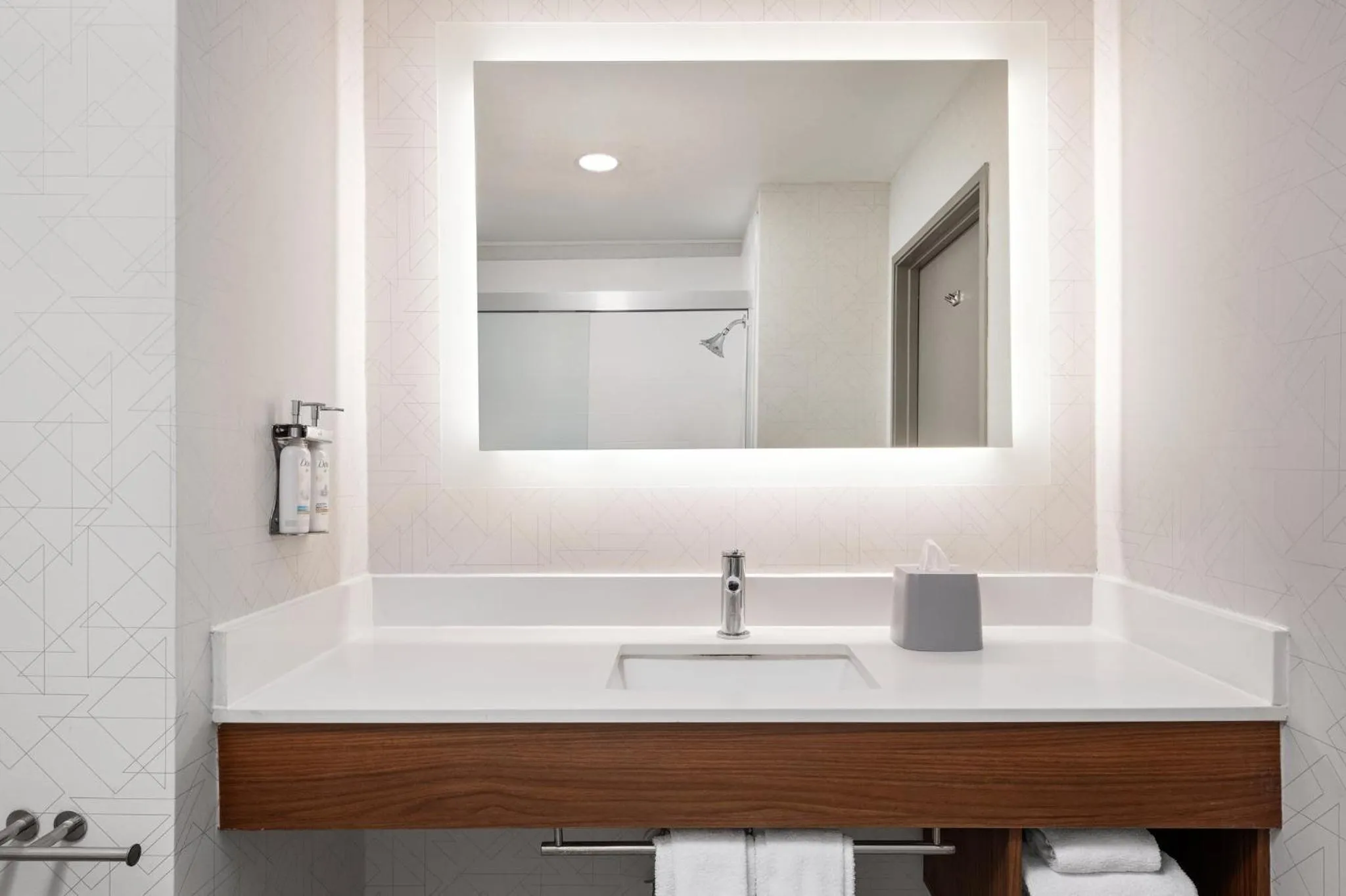 Photo of the whole room in Holiday Inn Express Fresno River Park Highway 41 by IHG