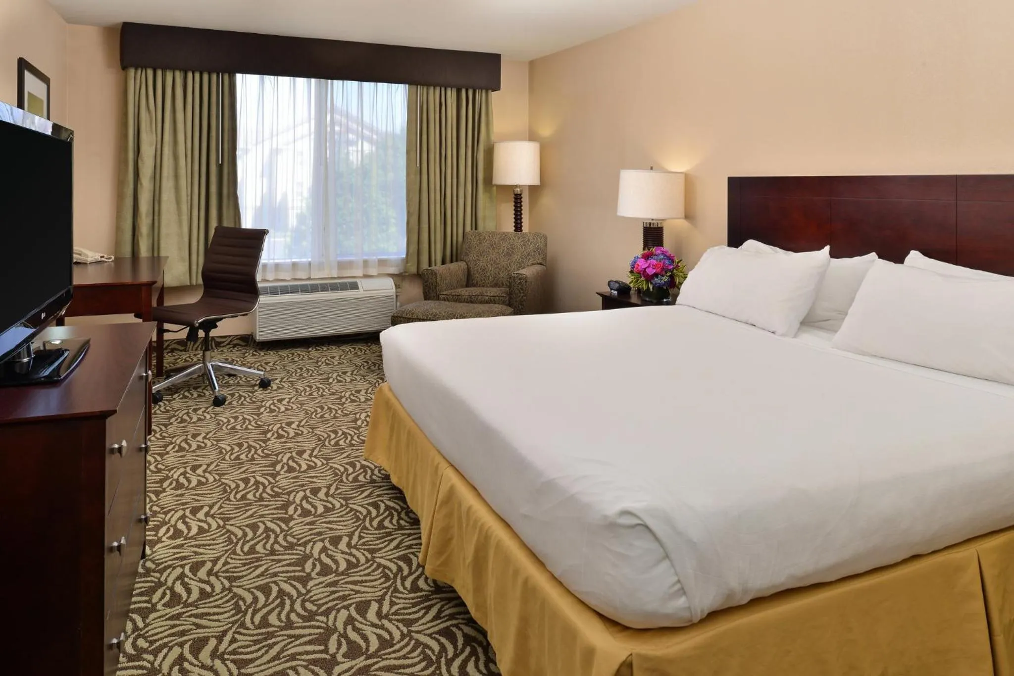 Photo of the whole room, Bed in Holiday Inn Express Fresno River Park Highway 41 by IHG
