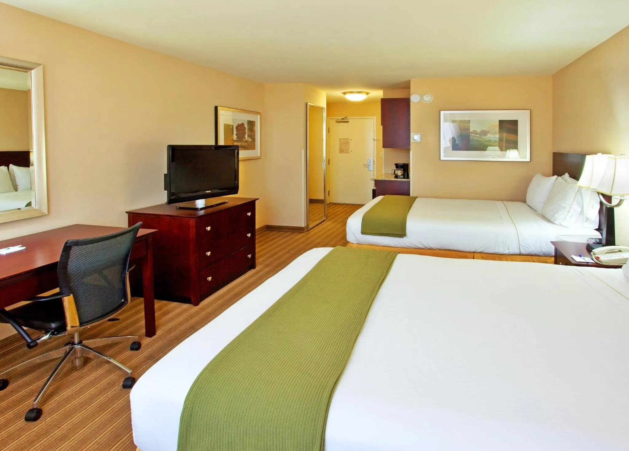 Photo of the whole room, Bed in Holiday Inn Express Fresno River Park Highway 41 by IHG