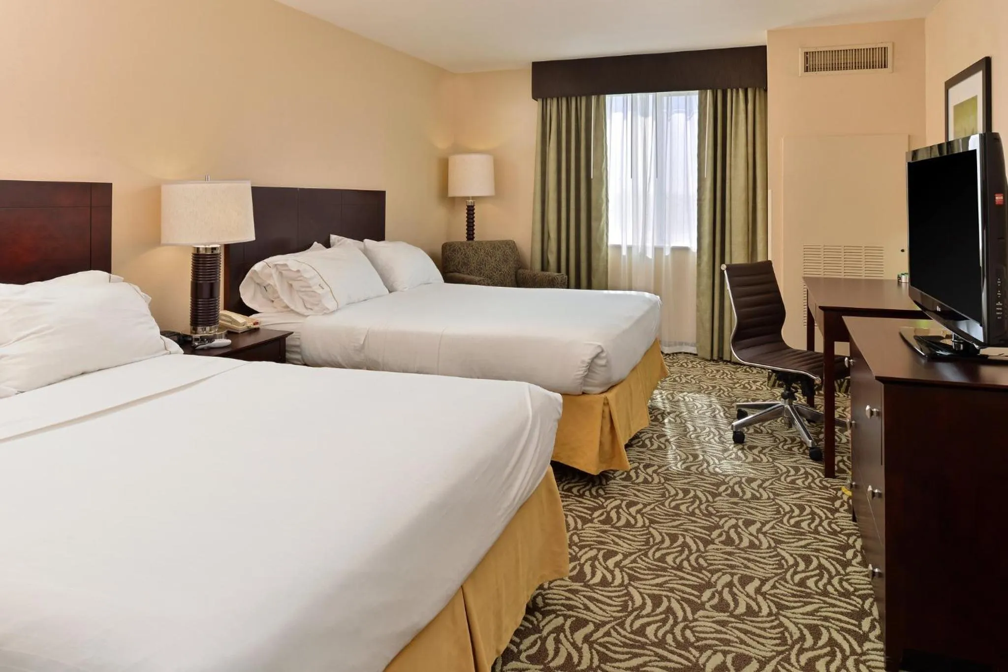 Photo of the whole room, Bed in Holiday Inn Express Fresno River Park Highway 41 by IHG